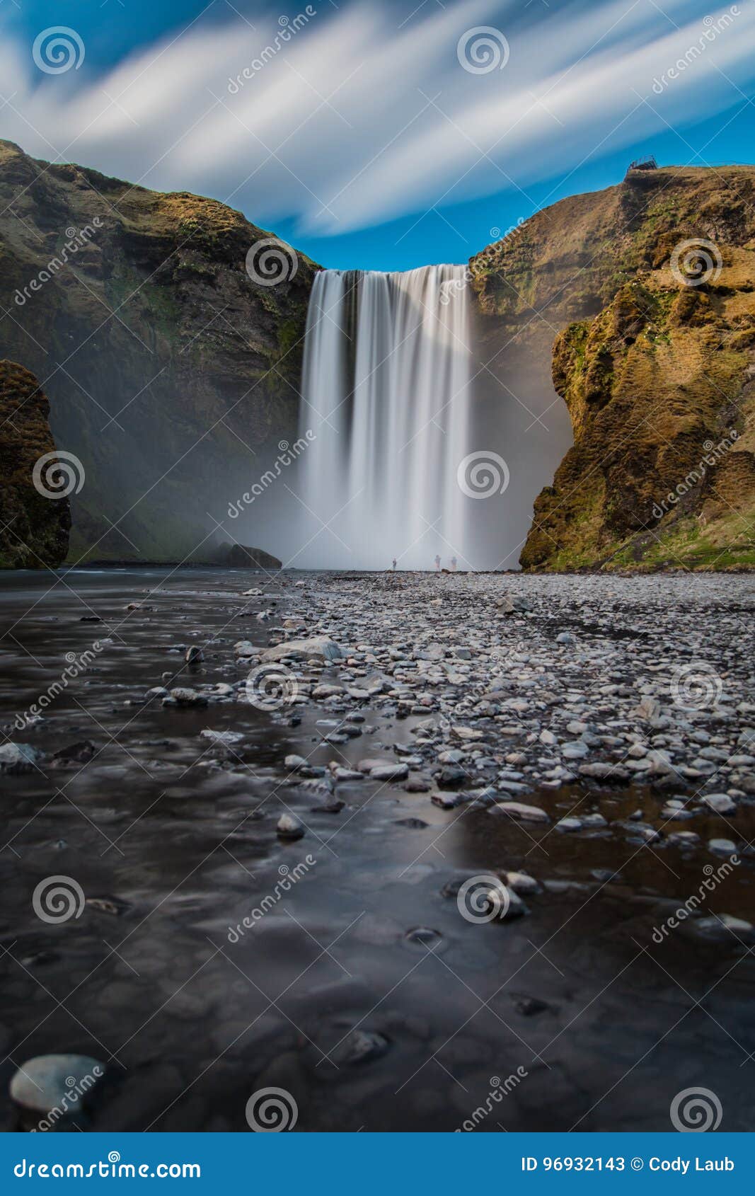 Skogafoss. Einer von icelands größten Wasserfällen, die weg von einer enormen Klippe an einem sonnigen Tag fließen