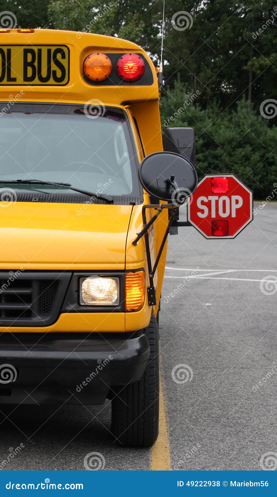 Skola Van Stop Sign. En gul skolaskåpbil eller en mini- buss med stopptecknet