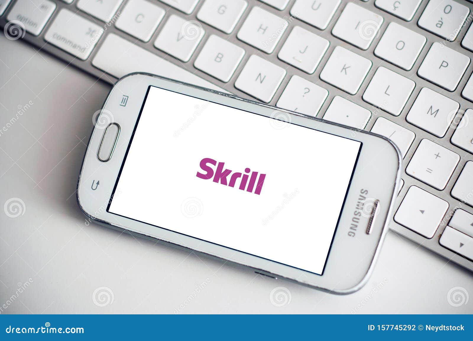 huilen kunstmest inhoud Skrill-logo Op Smartphonescherm Van Samsung Op Witte Achtergrond Op  Toetsenbord Redactionele Fotografie - Image of illustratief, lijn: 157745292