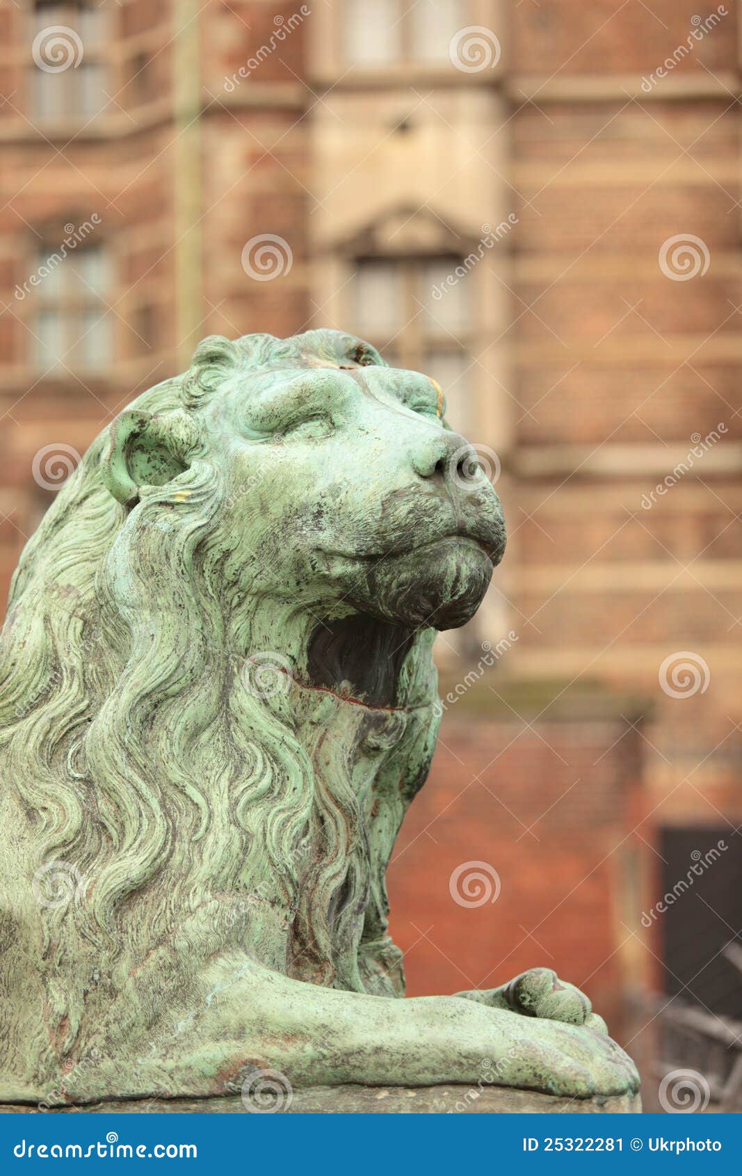 Bronzeskulptur des Löwes gegen Rosenborg Schloss, Kopenhagen, Dänemark