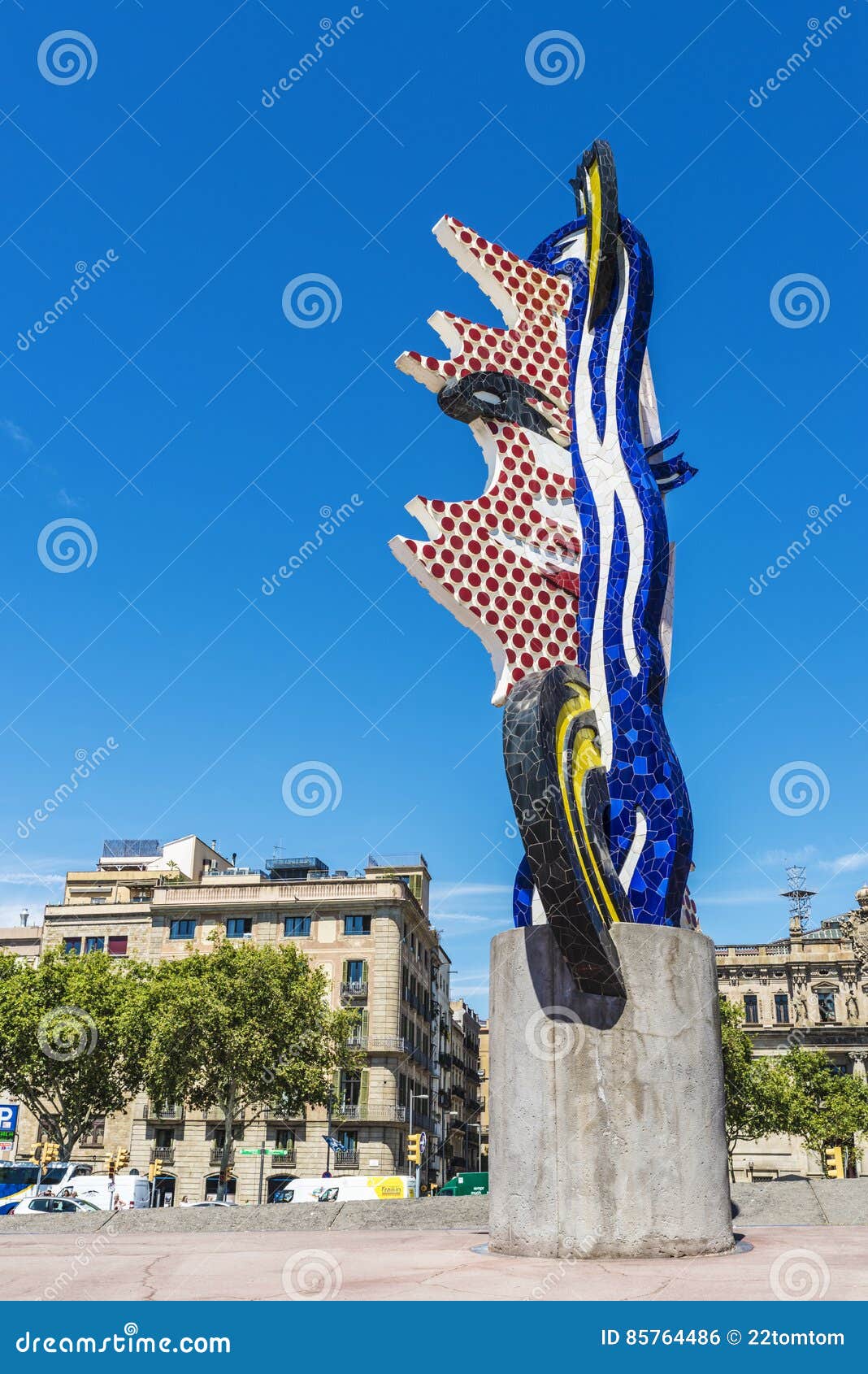 Skulptur durch Roy Lichtenstein nannte Barcelona gegenüberstellen. Barcelona, Spanien - 21. Juni 2016: Skulptur von Roy Lichtenstein nannte Gesicht von Barcelona fand im Hafen Vell in Barcelona, Spanien am 21. Juni 2016