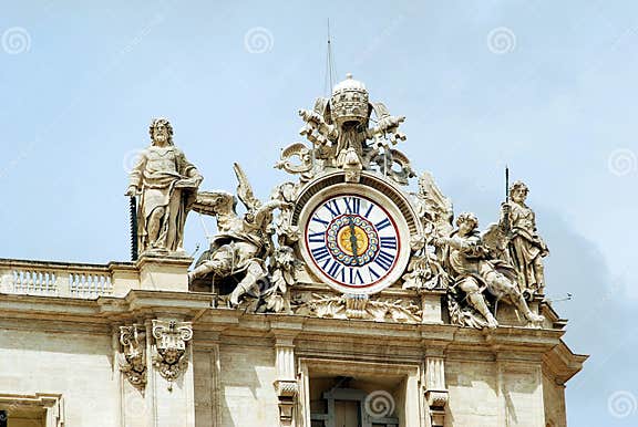 Skulpturen Und Uhr Auf Der Fassade Von Vatikanstadt Arbeitet