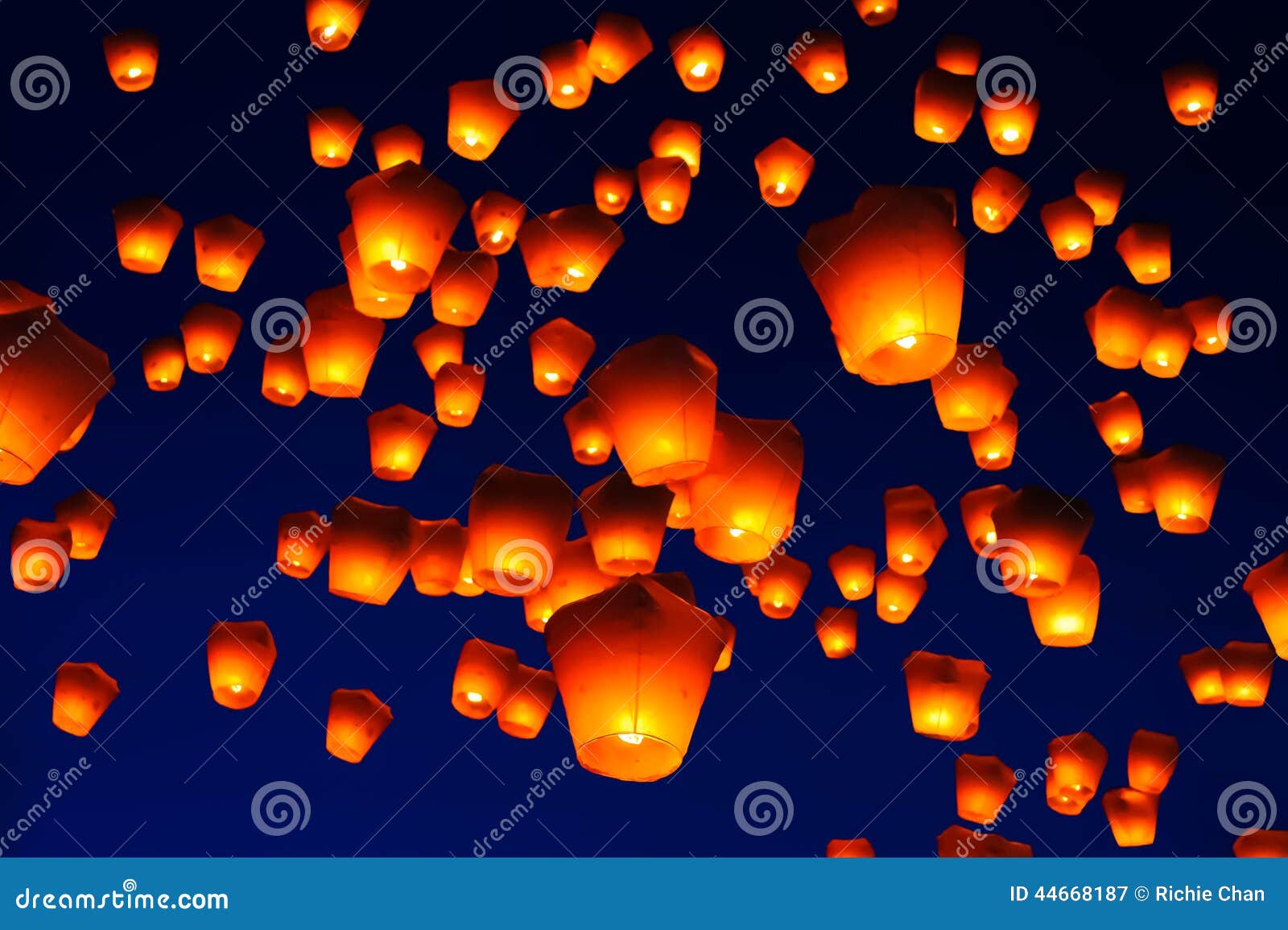 sky lantern festival in taiwan