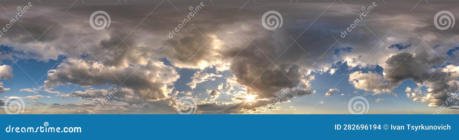 Skydome do pôr do sol com nuvens noturnas como visão panorâmica