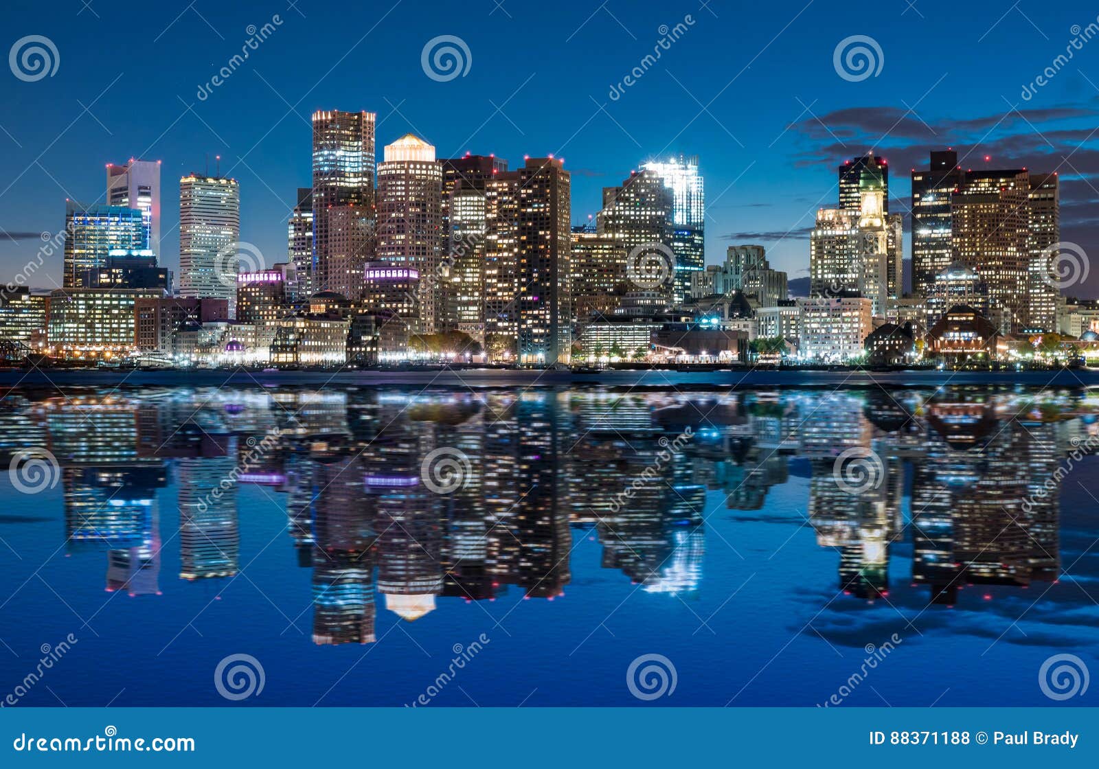 Skyline de Boston na noite. Skyline de Boston no crepúsculo através do porto