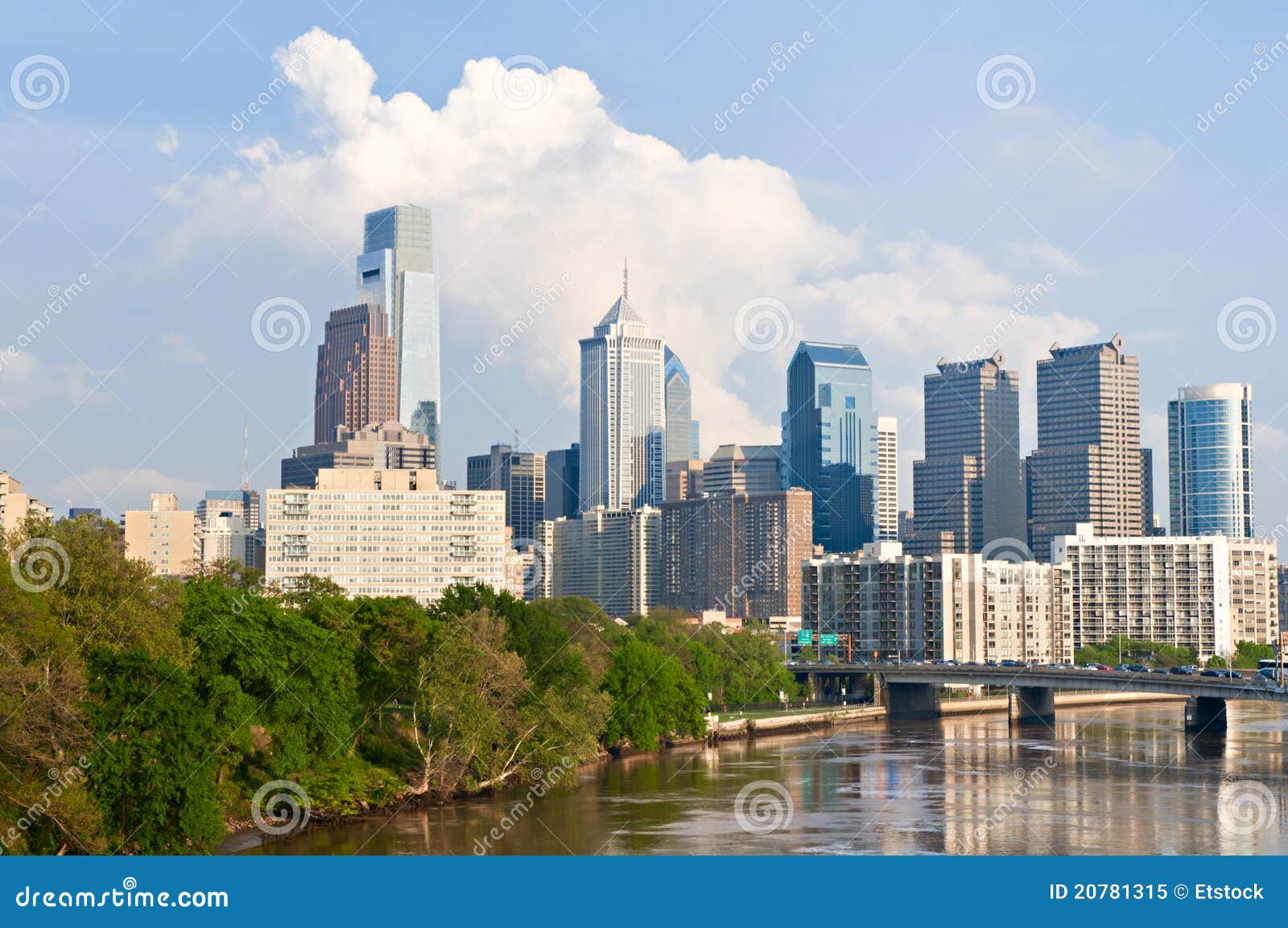 Skyline de Philadelphfia da baixa. A vista panorâmico em Philadelphfia da baixa no dia com Schuylkill rive no primeiro plano