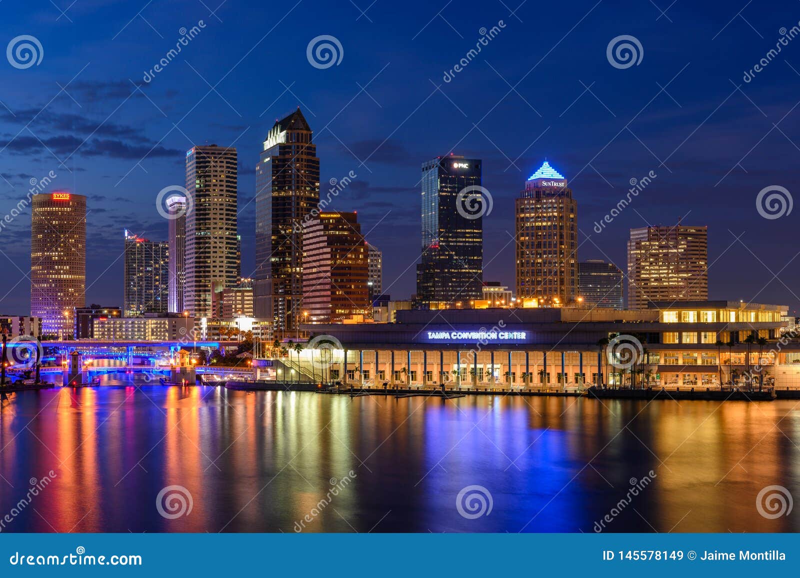 Skyline de Tampa na hora azul. Skyline de Tampa Bay com construções iluminadas durante a hora azul antes dos grupos da noite