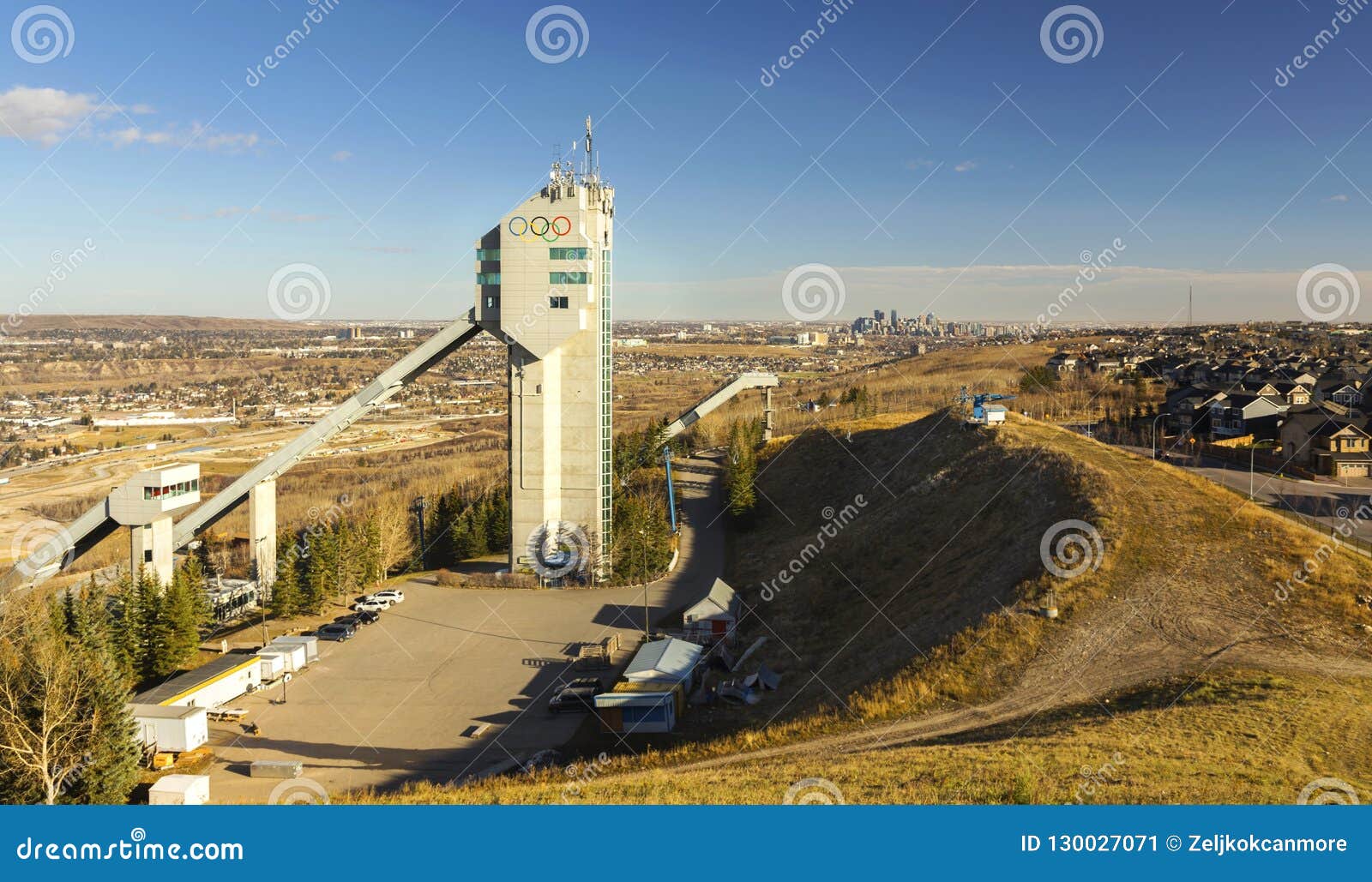 Skyline Do Centro De Calgary Do Parque De Ski Jump Tower Canada Olympic