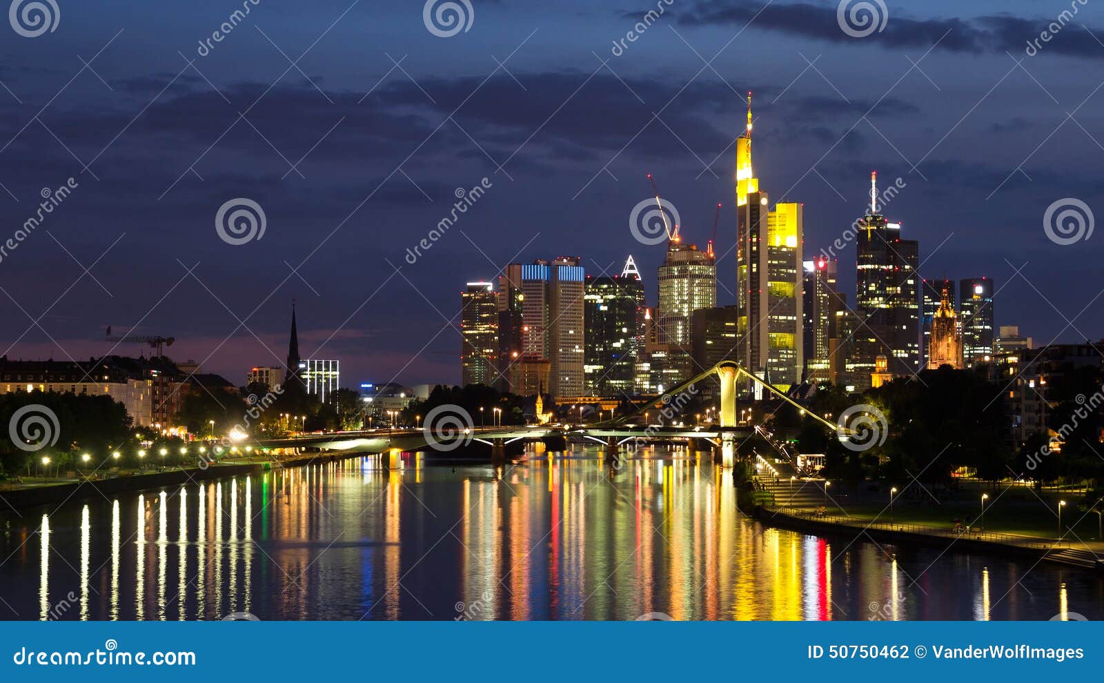 Skyline Francoforte. Skyline de Francoforte - am - cidade principal após o por do sol Francoforte, Alemanha