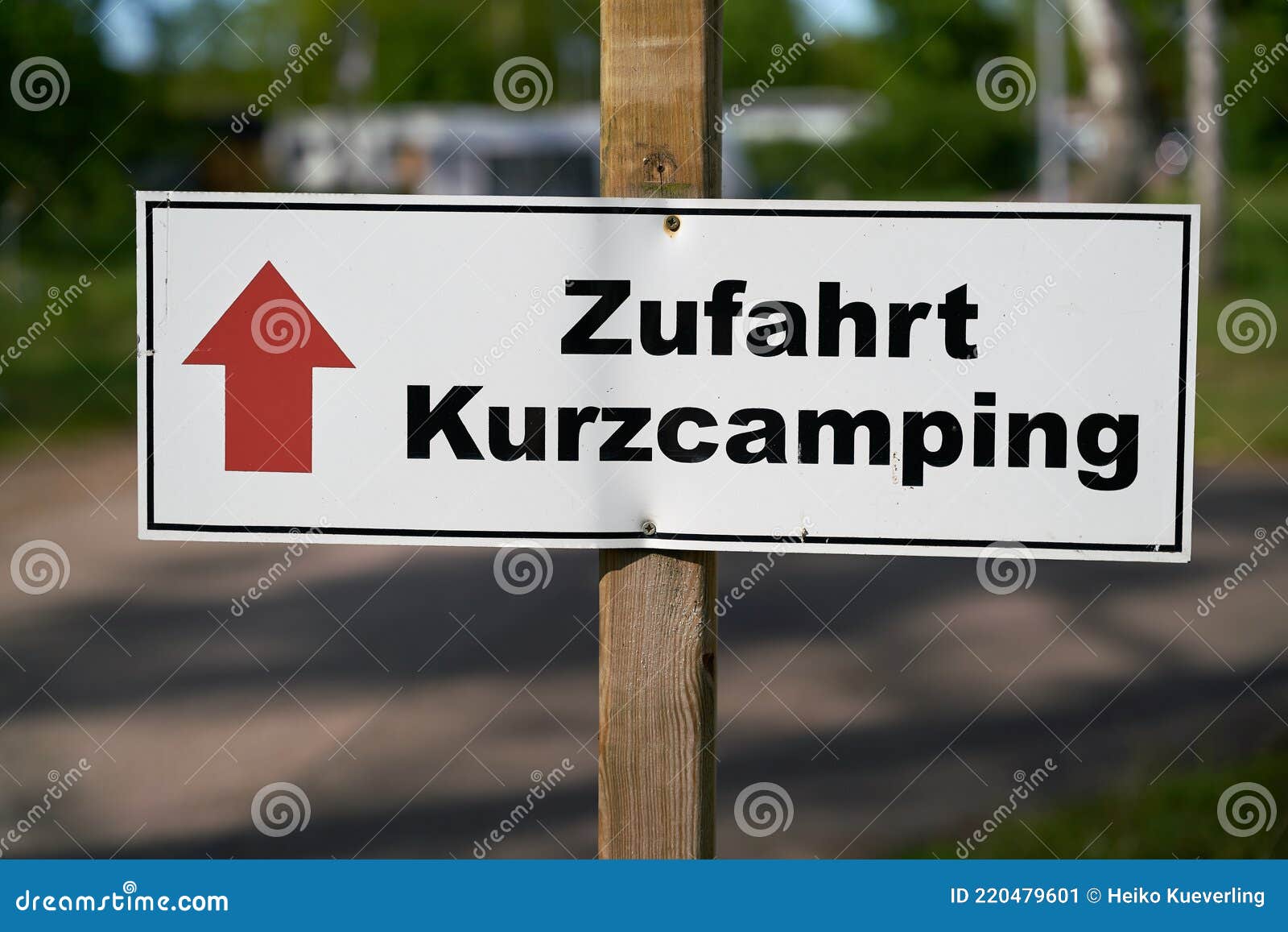 Skylt På En Campingplats I Tyskland Med Kort Campingplats För 