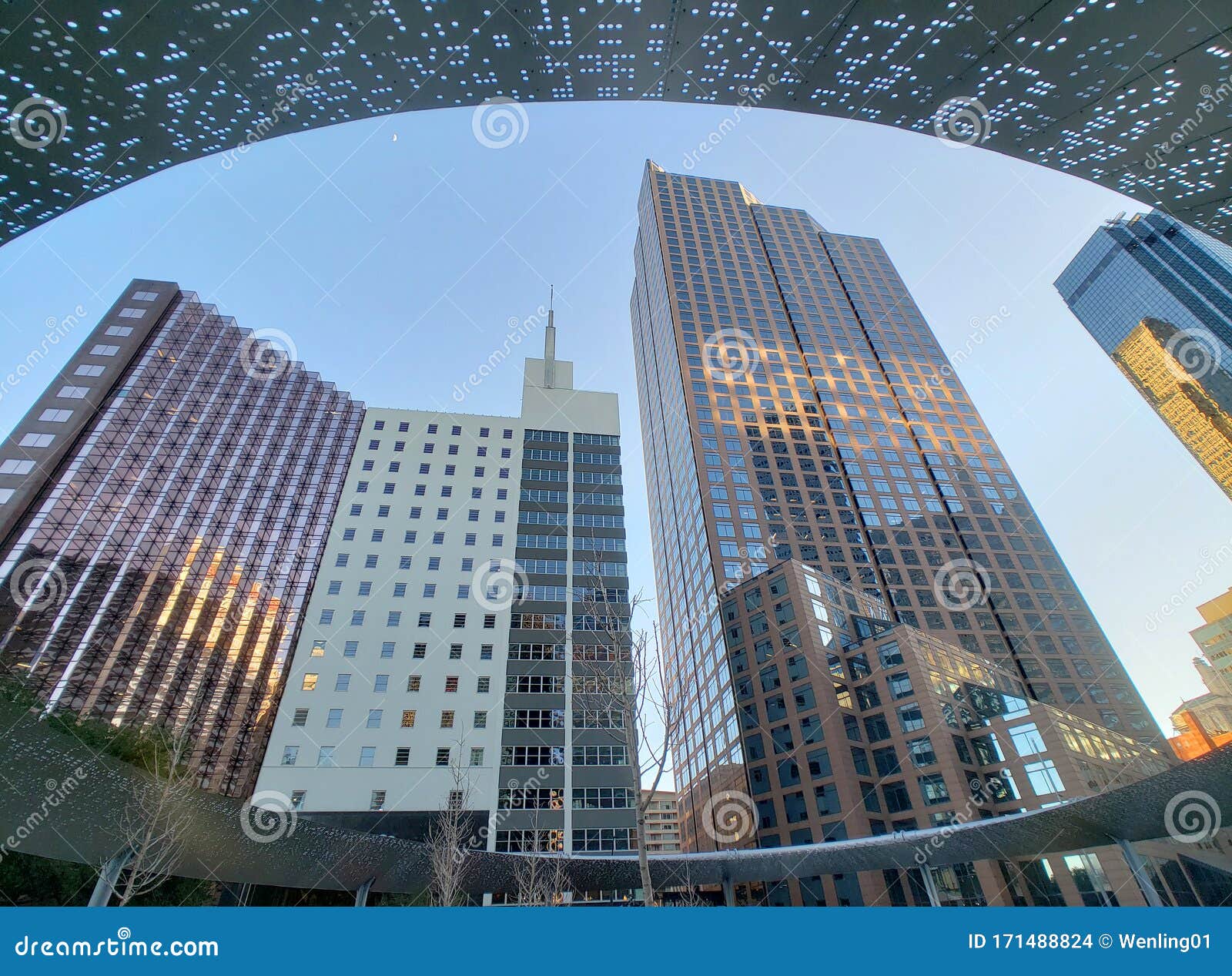 skyscrapers in downtown dallas tx