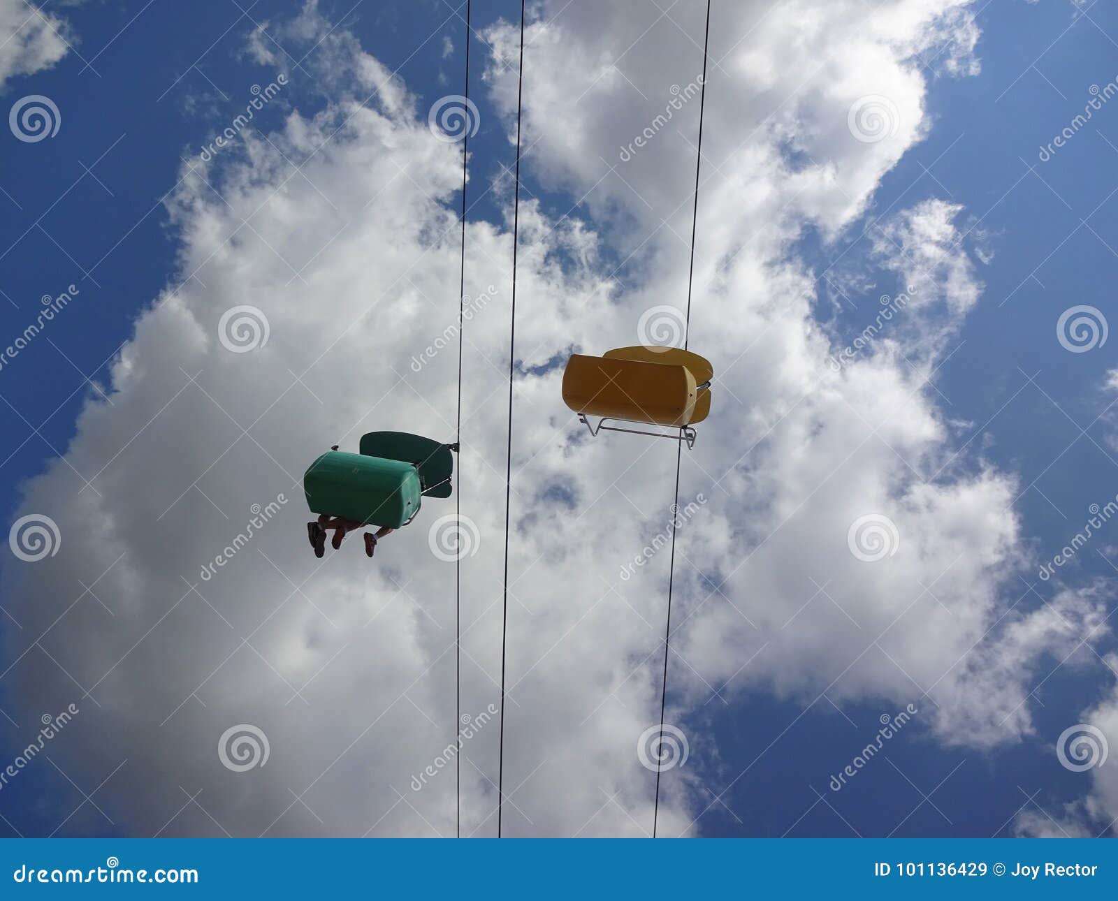 Skyward. Ein des Spaßes fährt an einer Zustandsmesse, am Eimer auf Linie und an der baumelnden Zufuhr, wie die Fahrt weiterkam