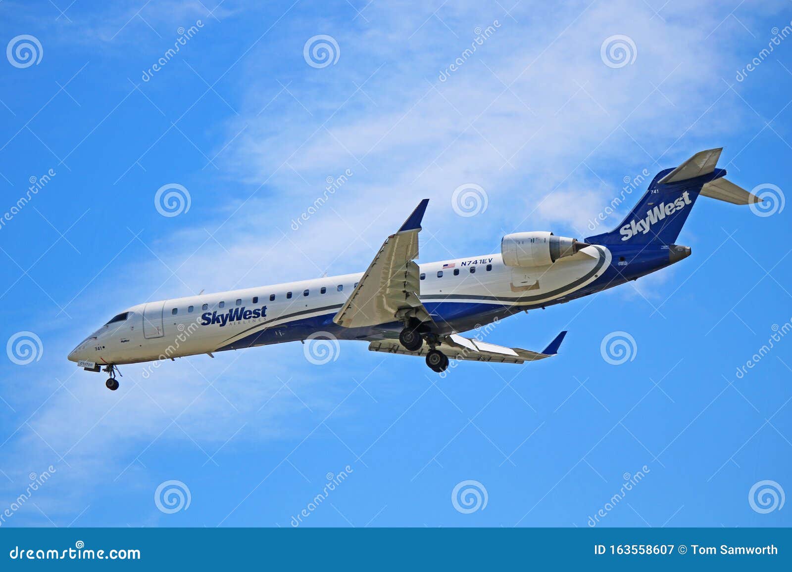 gain broken Offense SkyWest Airlines Bombardier CRJ-700 Flying for American Eagle Stock Image -  Image of nose, airplane: 163558607