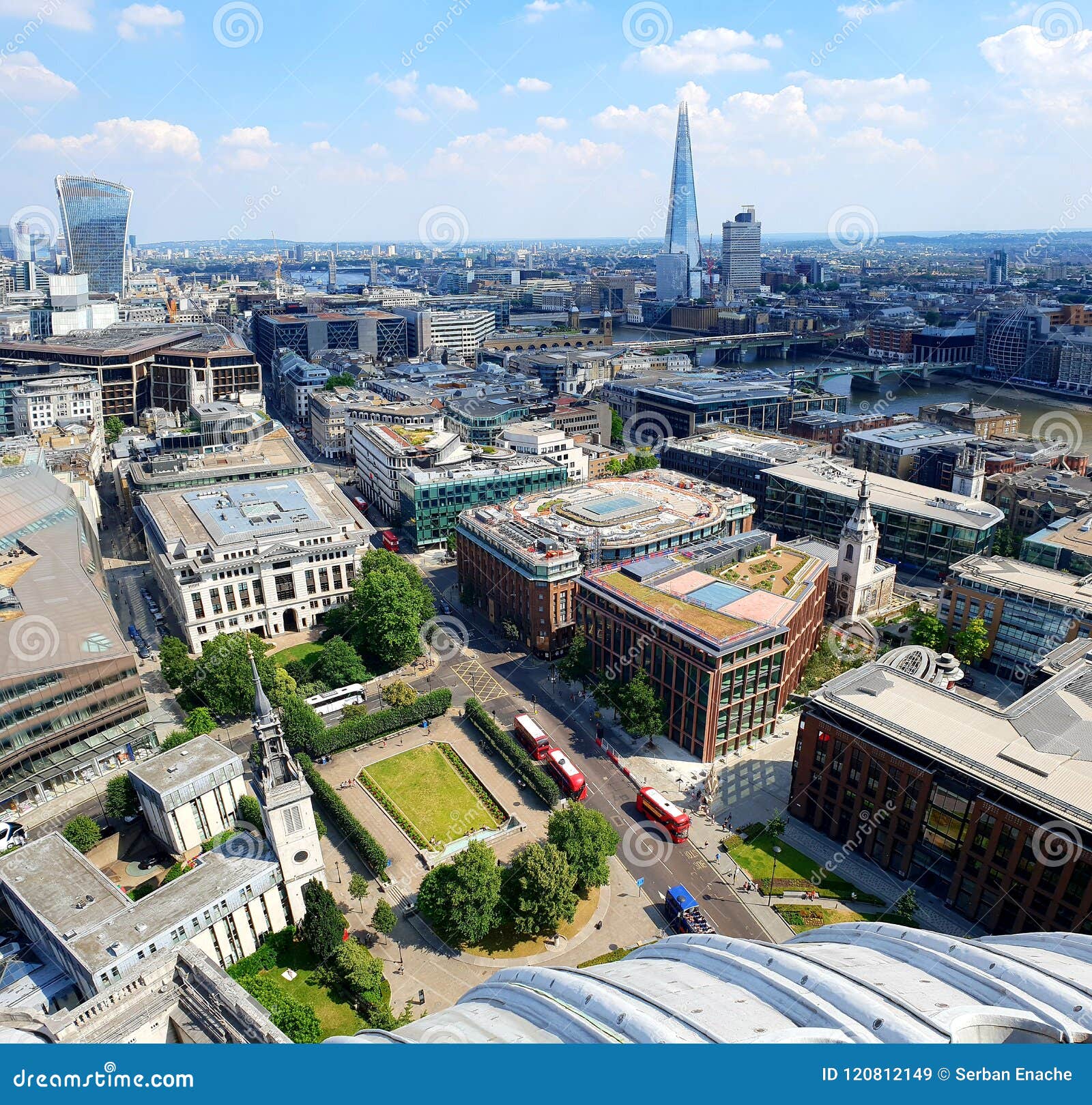 Skärvabyggnad, London från St Paul &#x27; s-domkyrka. Flyg- sikt av London, England horisont med skärvabyggnaden från St Paul &#x27; s-domkyrka på solig dag mot blåa himlar