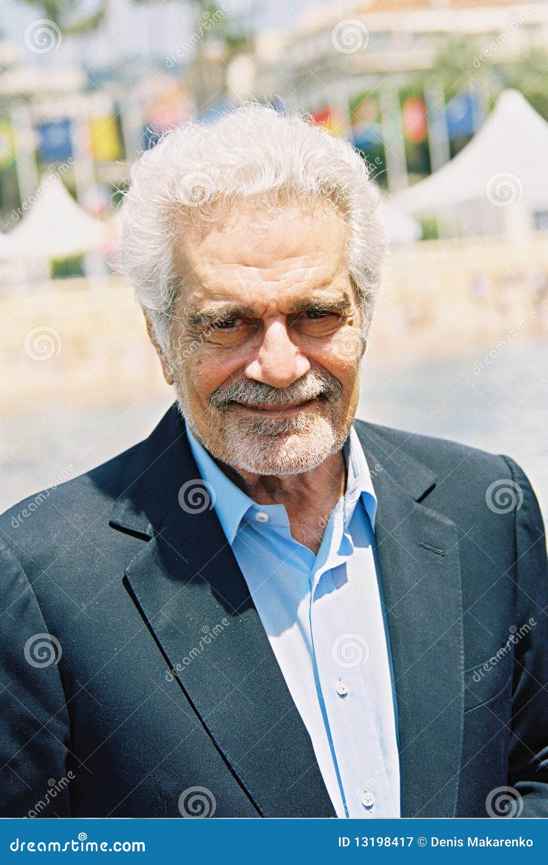 Skådespelare Omar Sharif. CANNES FRANKRIKE - KAN 18: Omar Sharif deltar i stranden av hotellet Majestice under den 57th internationella Cannes filmfestivalen May 18, 2004 i Cannes, Frankrike