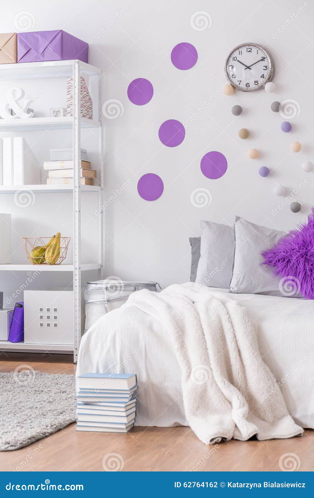 Slaapkamer met decoratieve muur stock foto afbeelding: 62764162