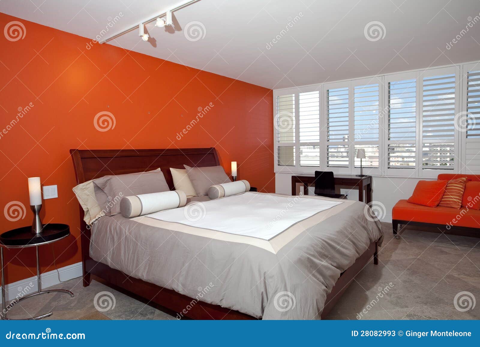 Slaapkamer met gebrande oranje muur stock foto's afbeelding ...