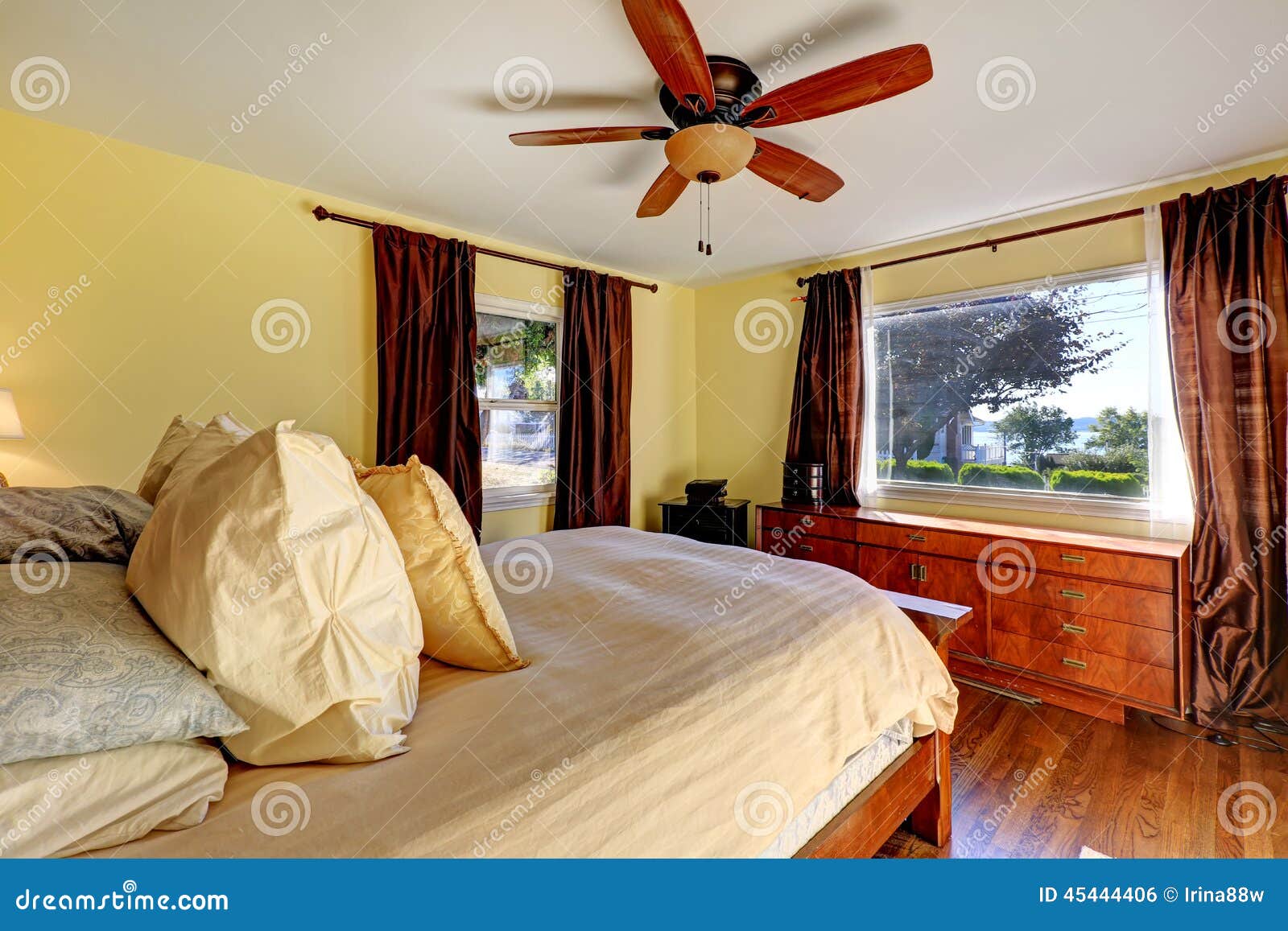 Slaapkamer in oud huis met lichtgele muren stock foto afbeelding ... Ingerichte kamers vrij