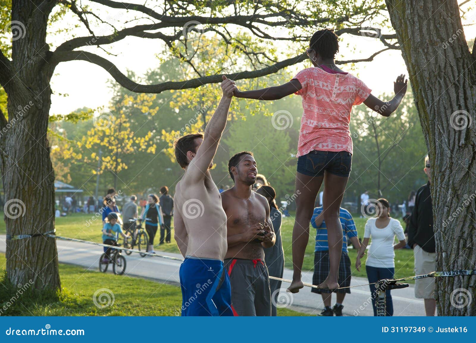 SLACKLINING De Pratique En Parc Image stock éditorial Image du