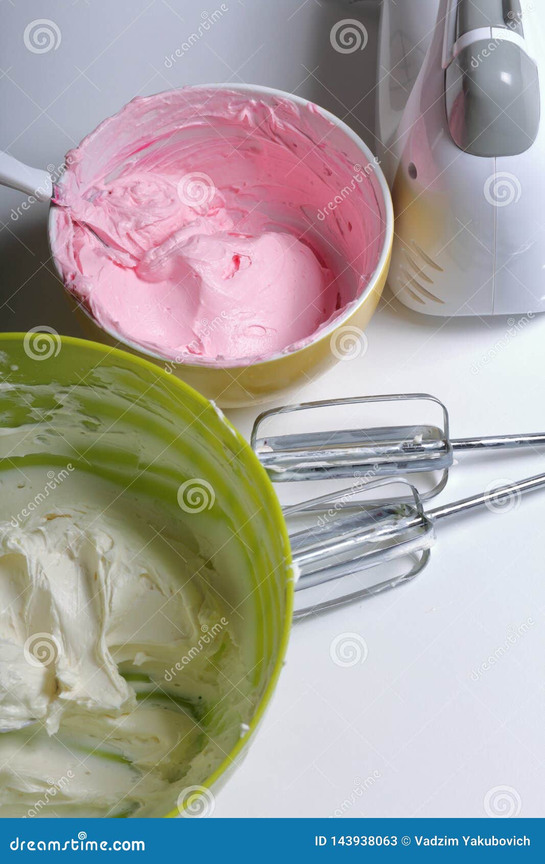 Succesvol Verplaatsbaar Stadium Slagroom Van Verschillende Kleuren Dichtbij Zijn De Kloppers En De Mixer  Room Voor Het Verfraaien Van De Cake Met Lagen Van Versc Stock Afbeelding -  Image of versieren, ingrediënt: 143938063