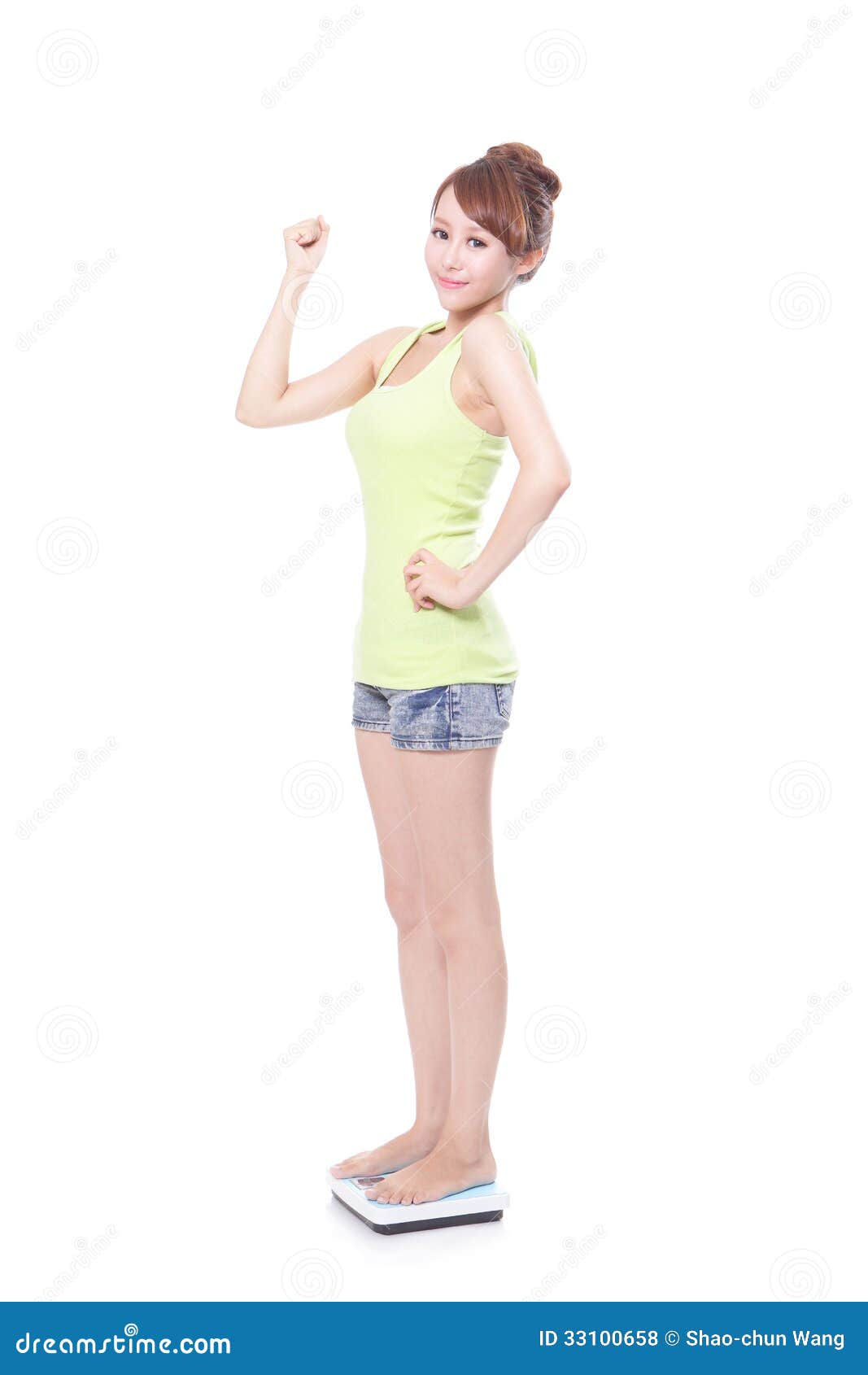 Slank kvinna med våg. Härlig slank kvinna med oavkortad längd för våg som isoleras på vit bakgrund, asiatisk modell