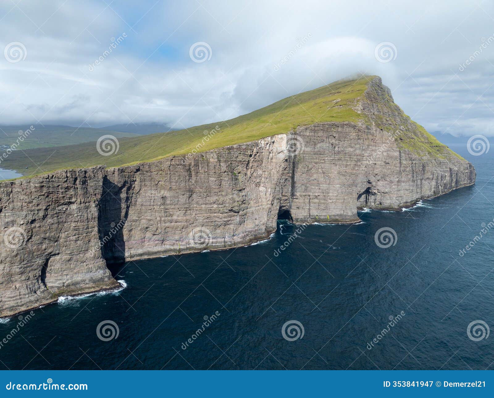 slave cliff (traelanipa) - faroe islands