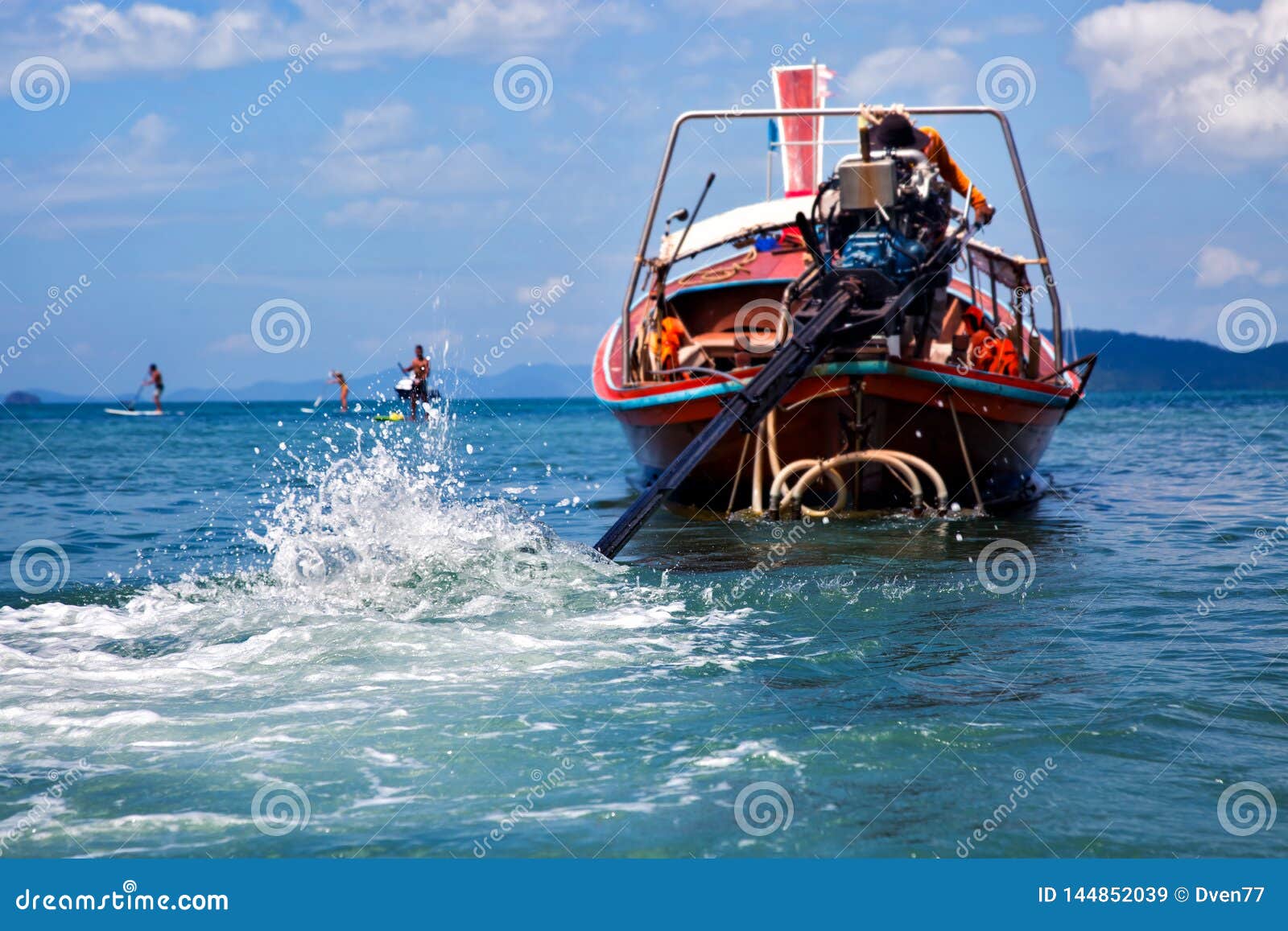 Sleep en golven op het overzees, die van bootmotor bespatten Longtailboot met bestuurder bij achtergrond De zonnige dag van Thailand