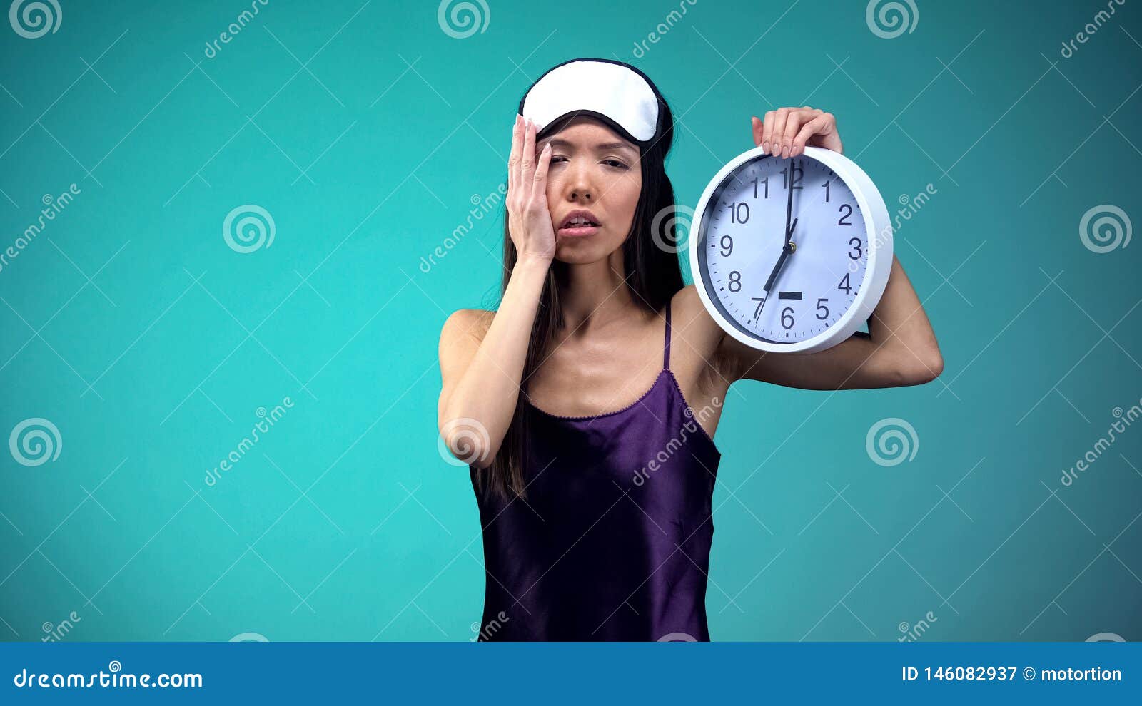 sleepy woman cant wake up at 7 oclock, bad sleep conditions, biological rhythm