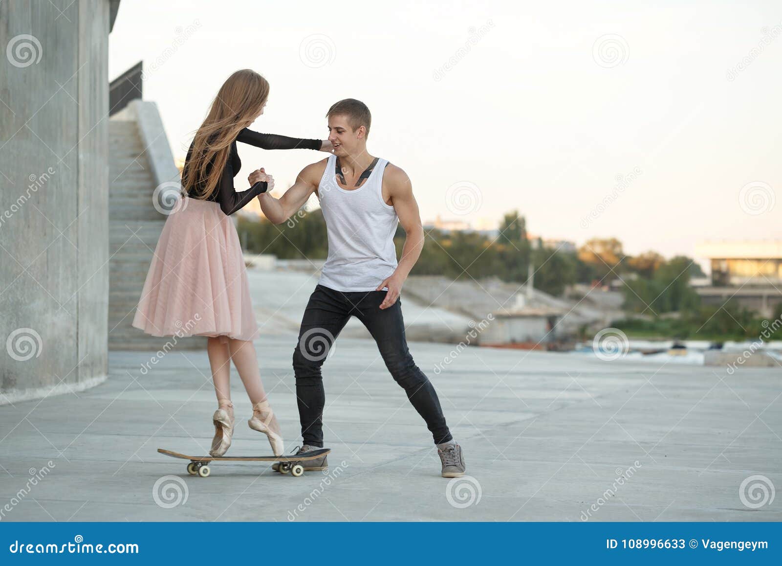 afvisning ingen overse Ballerina on a Skateboard. the Guy Helps Stock Image - Image of ballerina,  grace: 108996633