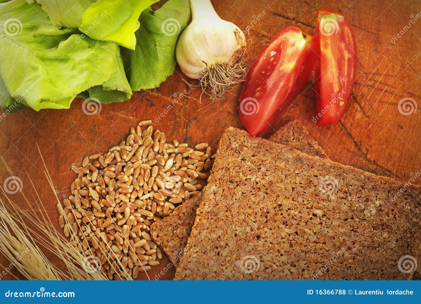 sliced integral bread and vegetables