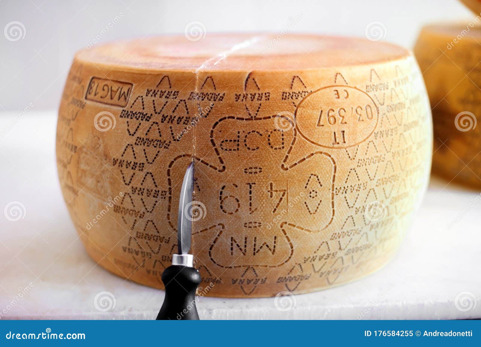 https://thumbs.dreamstime.com/z/slicing-large-wheel-grana-padano-cheese-po-valley-italy-using-blade-close-up-176584255.jpg