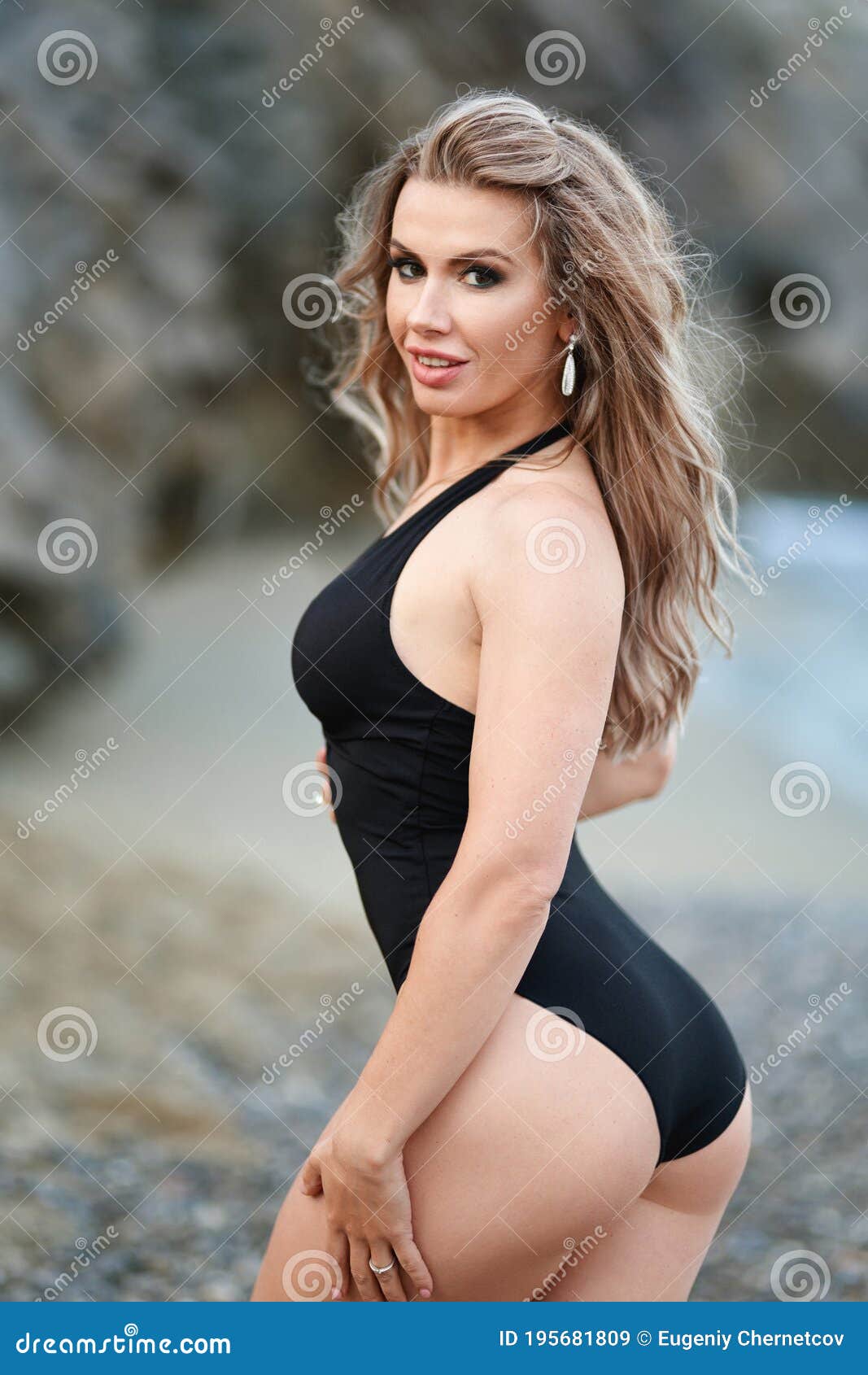 In beweging Ontslag nemen Per Slim Luxury Girl in a Black Bikini on the Beach. Photos from Behind. Perfect  Tanned Body, Ass, Perfect Figure Stock Image - Image of swimsuit, body:  195681809