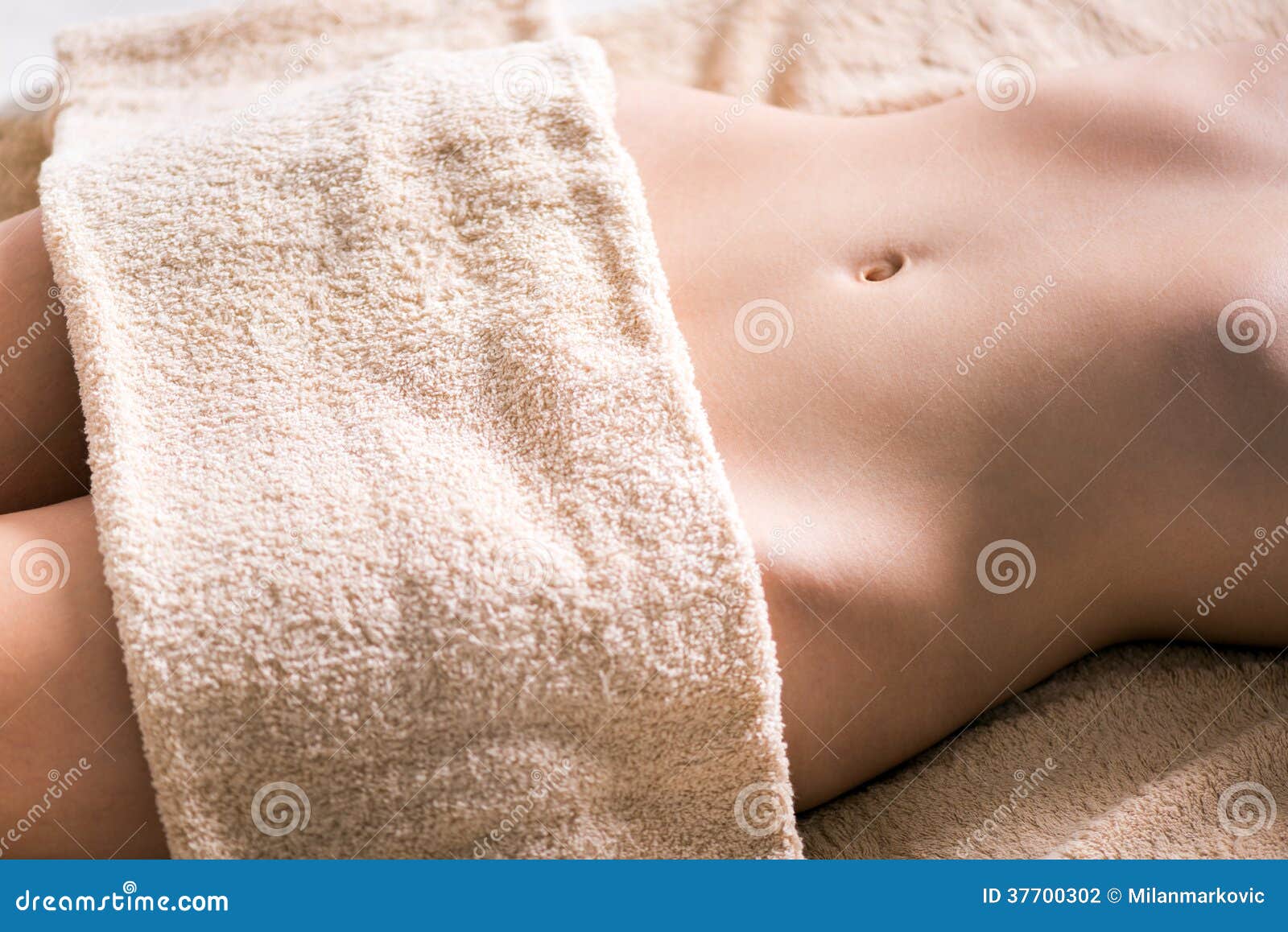 Живот полотенце. Женское тело в полотенце. Красивое женское тело в полотенце. Красивый животик в полотенце. Девушка прикрывается полотенцем.