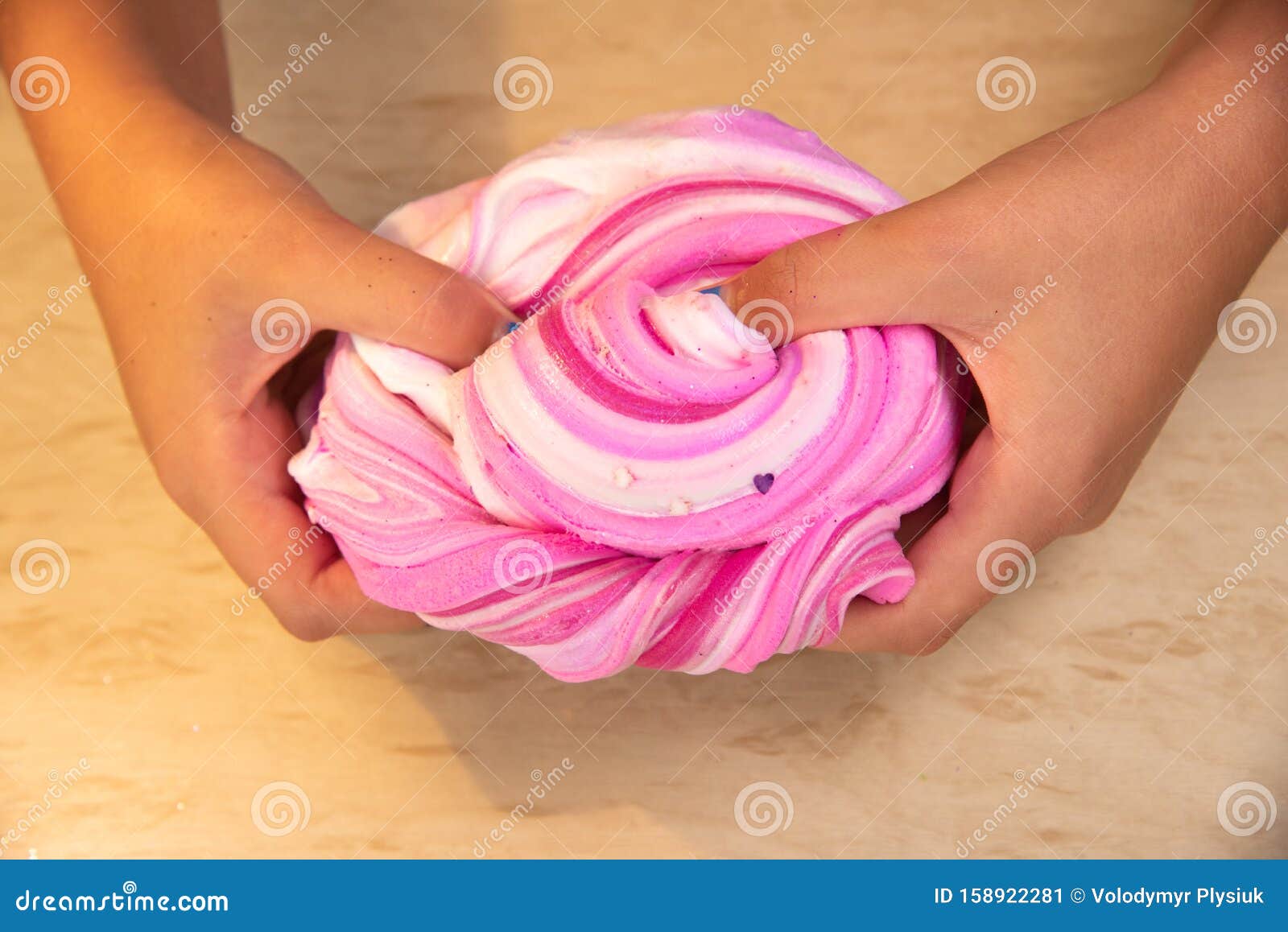 Slime L'enfant Joue Avec La Pituite Image stock - Image du manie, recette:  158922281