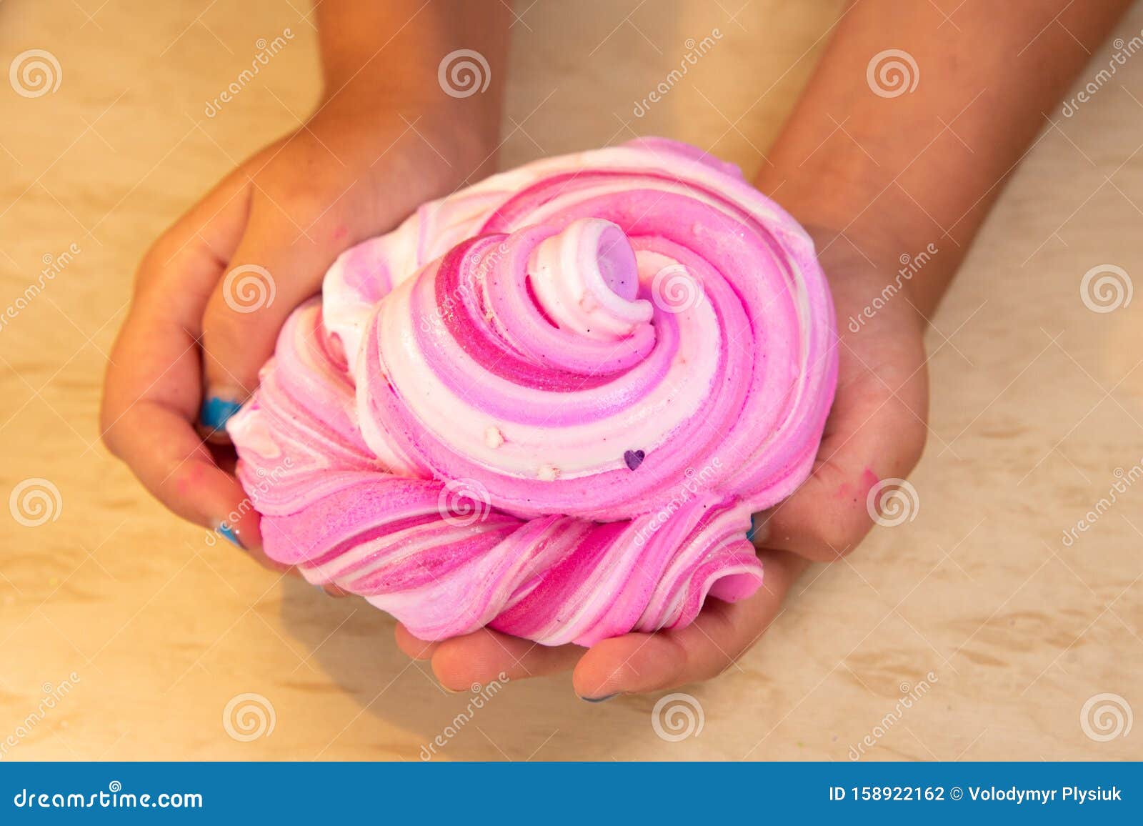 Slime L'enfant Joue Avec La Pituite Photo stock - Image du blanchisserie,  hantise: 158922162