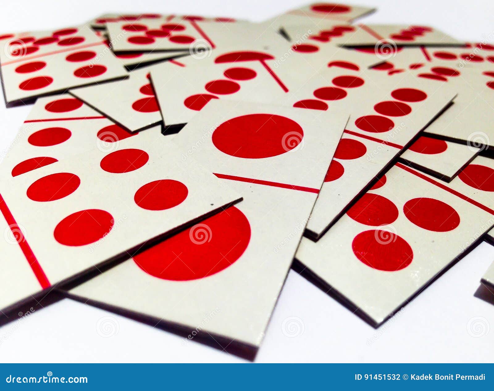 dienen Besmetten Nebu Slordig Van Dominokaarten Met Witte Achtergrond Stock Foto - Image of spel,  zwaar: 91451532