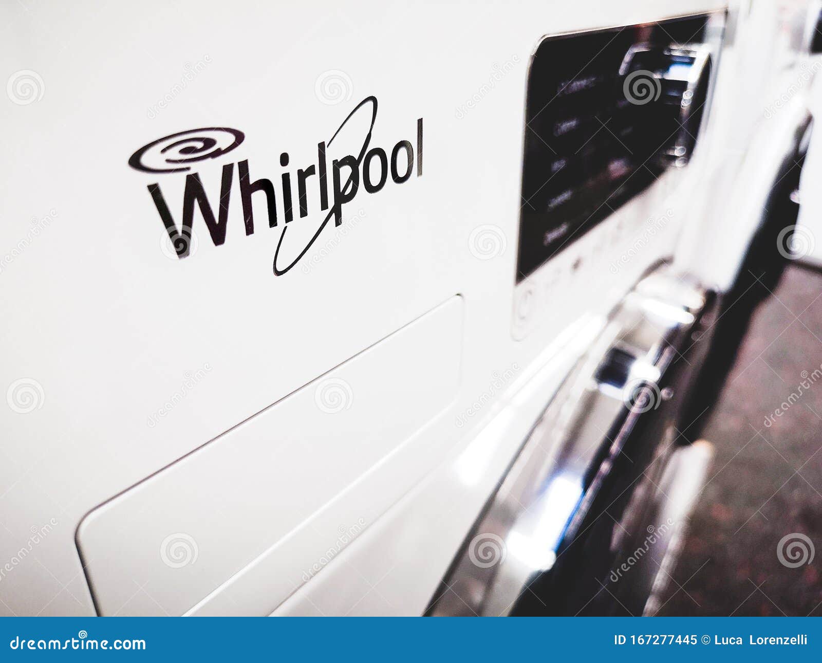 vervorming springen wetenschappelijk Sluit Een Logo Van Het Merk Whirlpool Op Een Witte Wasmachine Redactionele  Afbeelding - Image of machine, gril: 167277445