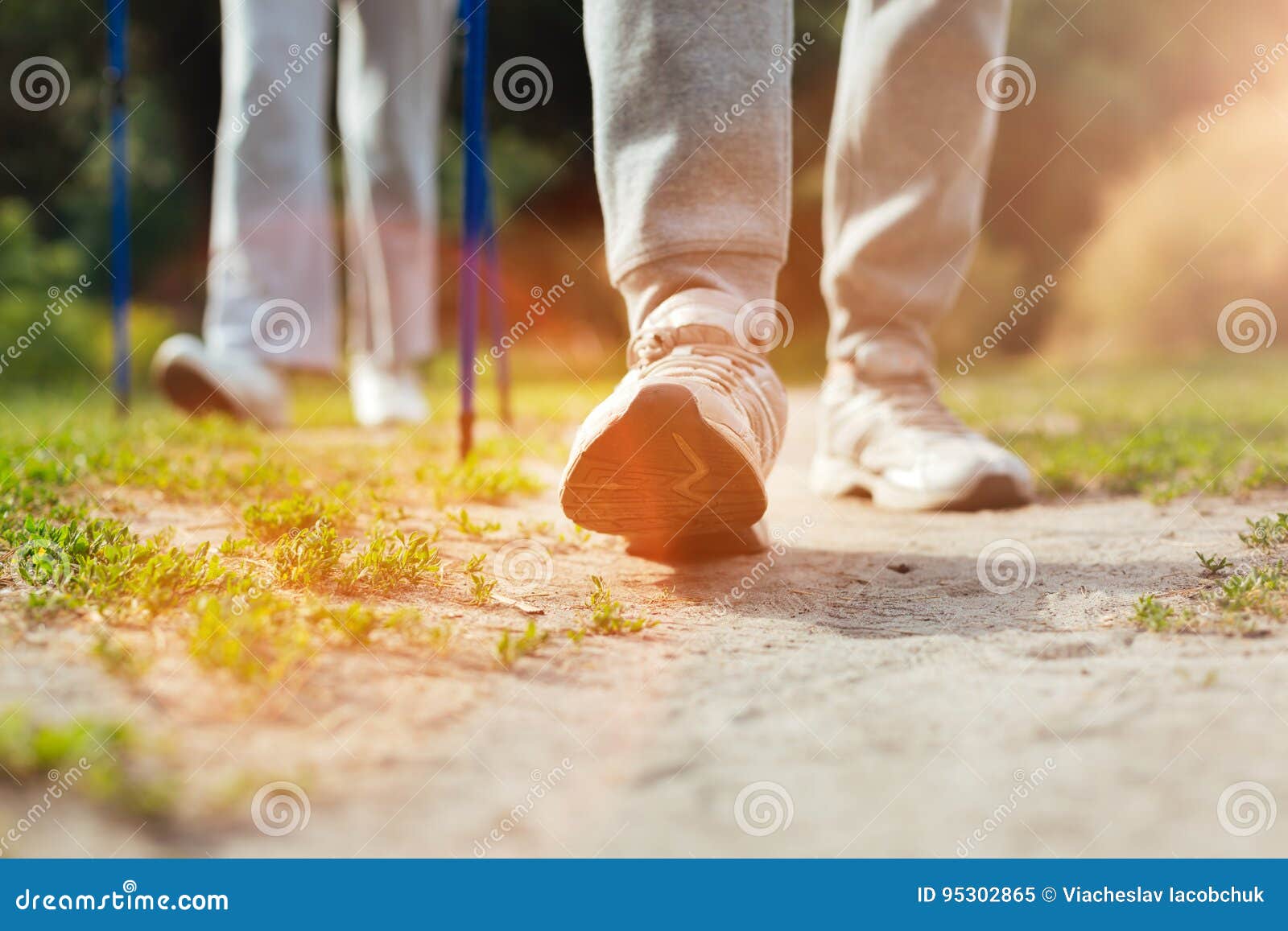 Помогаем друг другу сделать шаг. Человек делает шаг. Картинка человек делает шаг. Нога делает шаг. Фото делать шаги.
