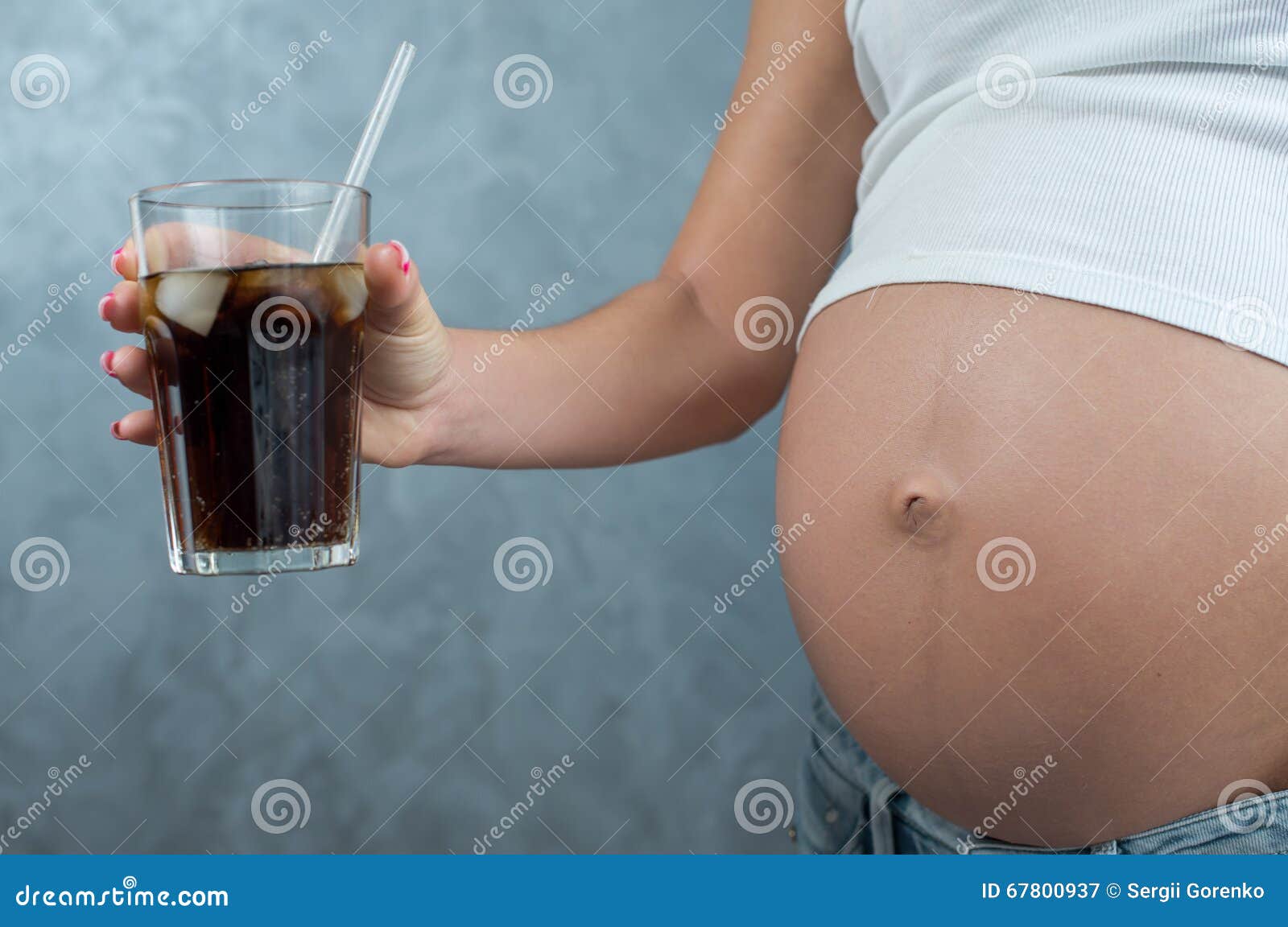 Квас беременности можно. Квас беременности. Беременное пузо пьет. Беременный живот с коктейлем. Напитки для беременных.