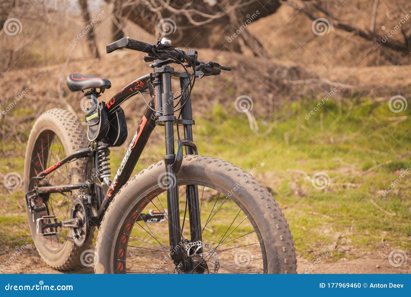 Sluiting Een Fiets Met Grote Wielen Op Het Platteland. Mountainbike Staat Op De Bij Zonnige Weersomstandigheden. Stock Foto - Image of grond, groot: 177969460