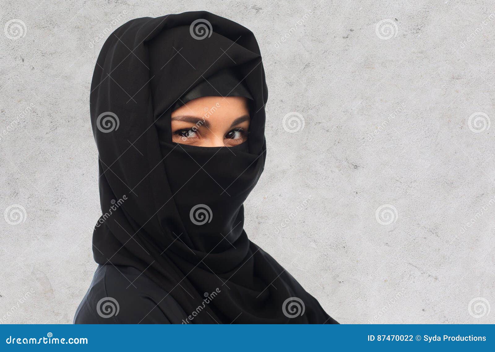 Slut Upp Av Muslimkvinnan I Hijab Arkivfoto Bild Av Hijab Sl