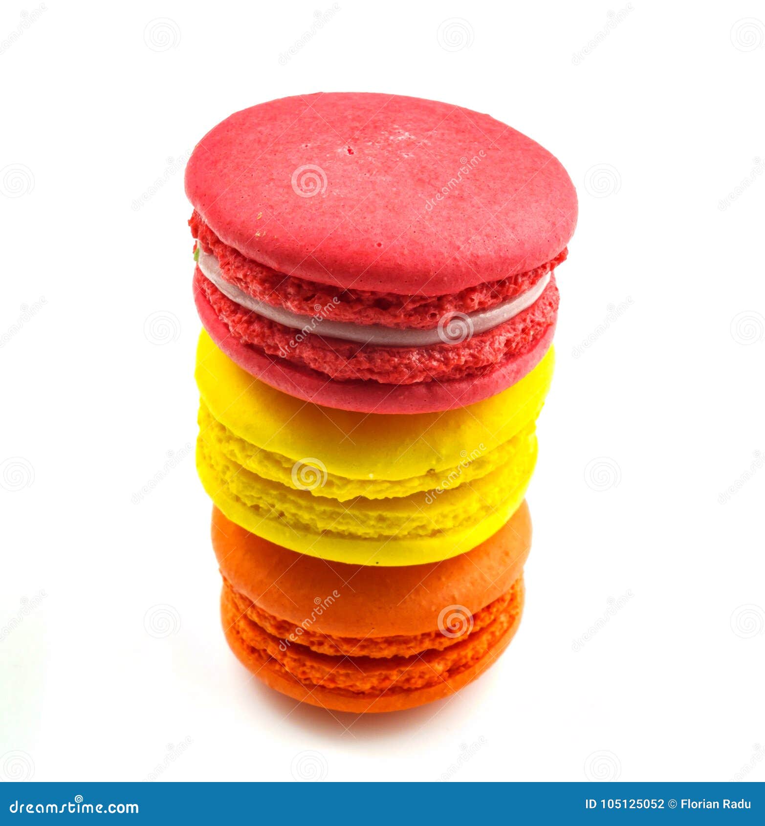 Smakliga macarons som isoleras på vit. Traditionell fransk macaronsbakelse som göras av äggvitor, mandelpulver, florsocker och socker