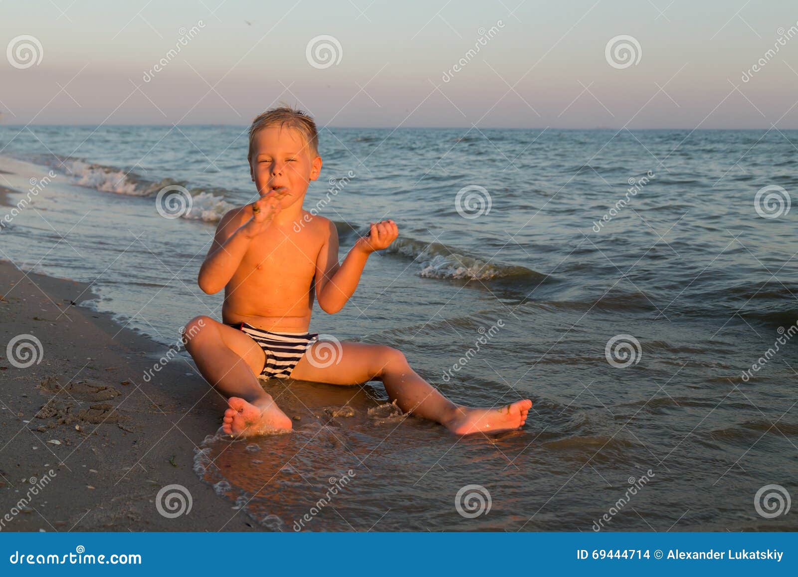 Small boy beach* : 36 187 images, photos de stock, objets 3D et