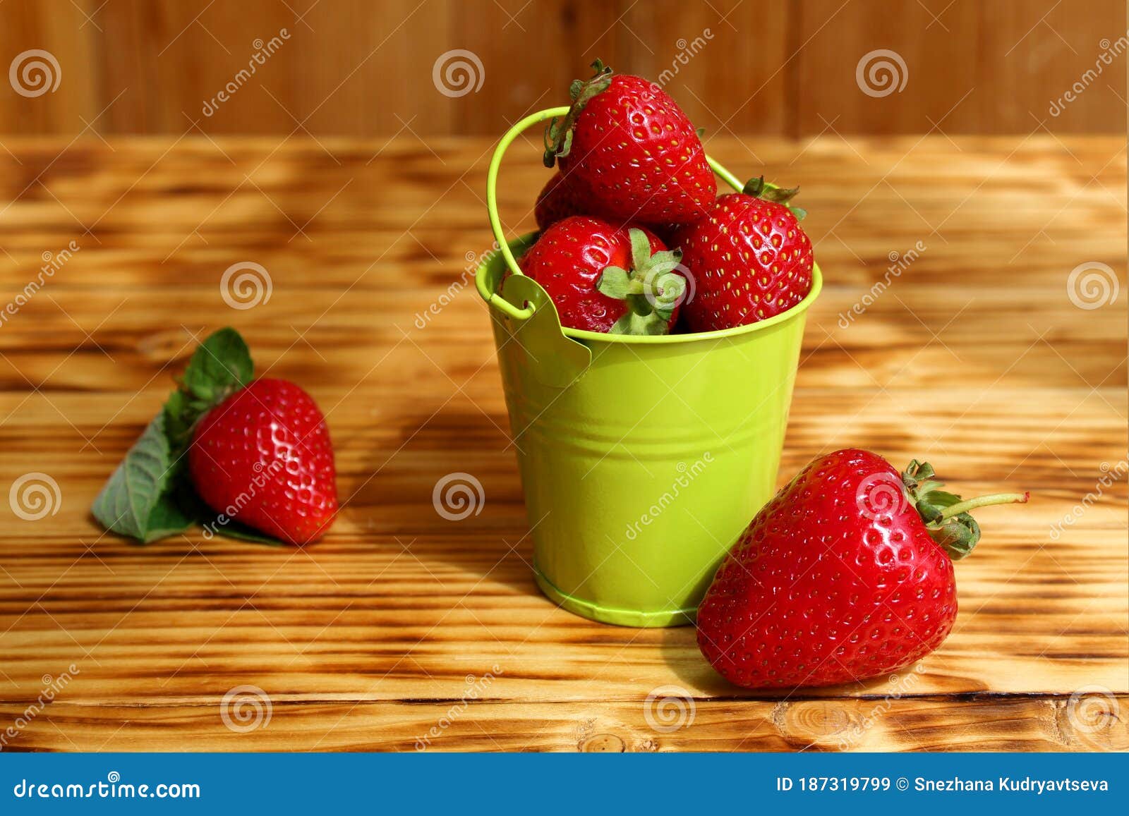 Small Bucket with a Red, Juicy Klubnika Stock Image - Image of handful,  nutrition: 187319799