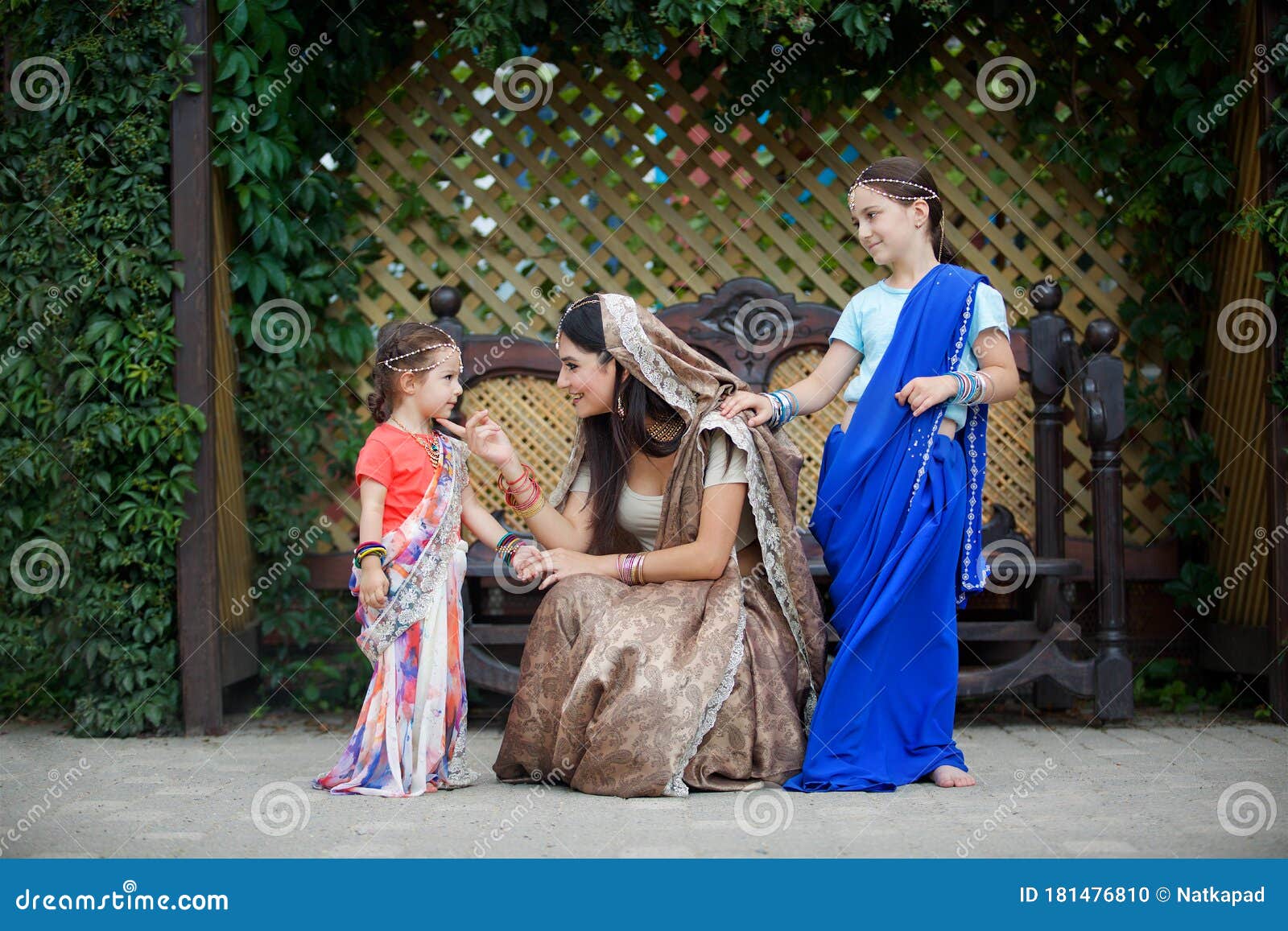 Thailand children in traditional dress hi-res stock photography and images  - Alamy