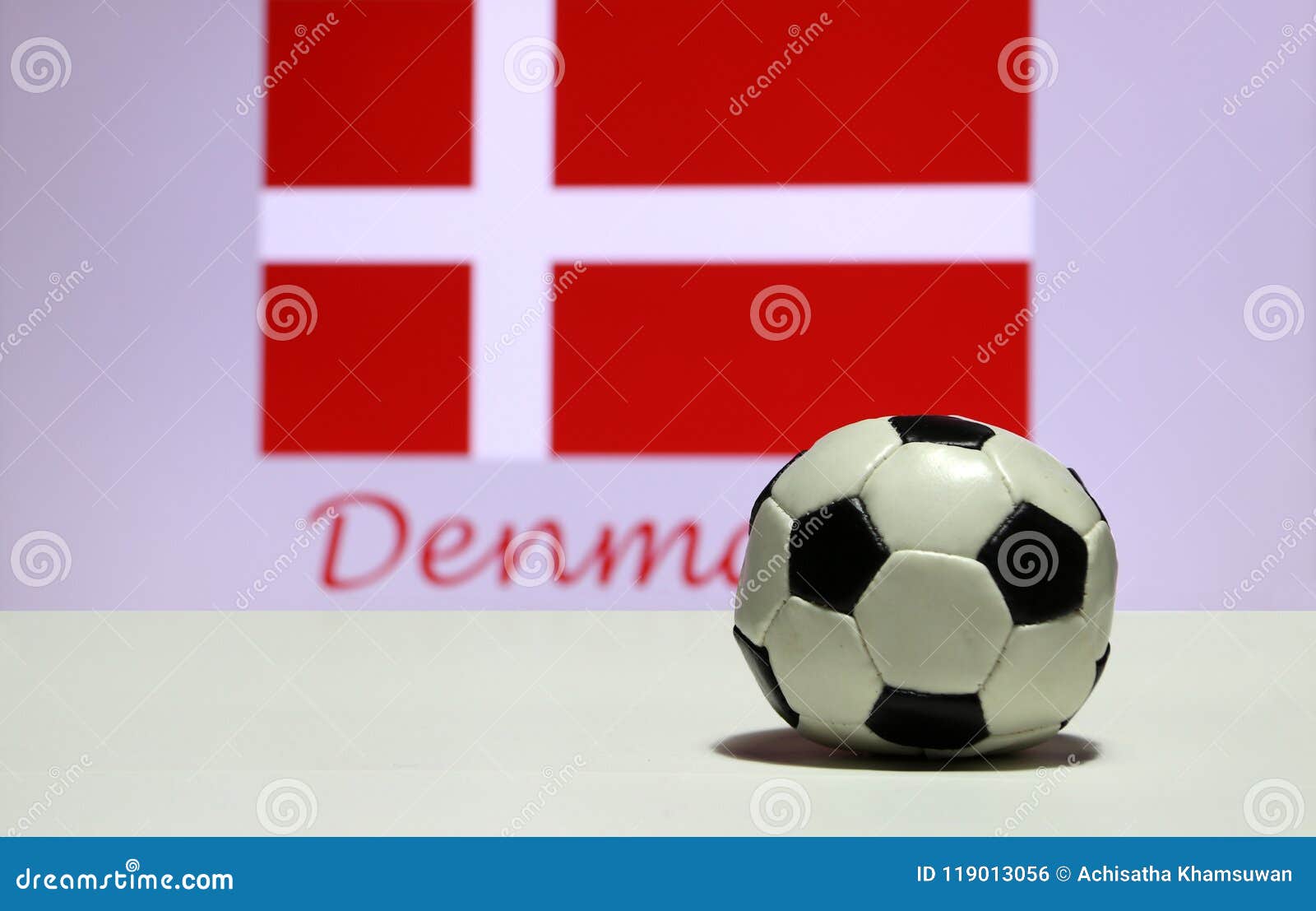 Bóng đá là môn thể thao phổ biến nhất trên thế giới, được coi là nơi quy tụ văn hóa và niềm tự hào quốc gia. Cờ trắng, dấu thập đỏ trên nền đỏ là biểu tượng của Thụy Sĩ, tuy nhiên trên đống dịch bệnh dịch Covid-19 vẫn diễn ra các trận đấu. Hình ảnh của bóng đá sẽ cho bạn cảm giác hồn nhiên và tưng bừng.
