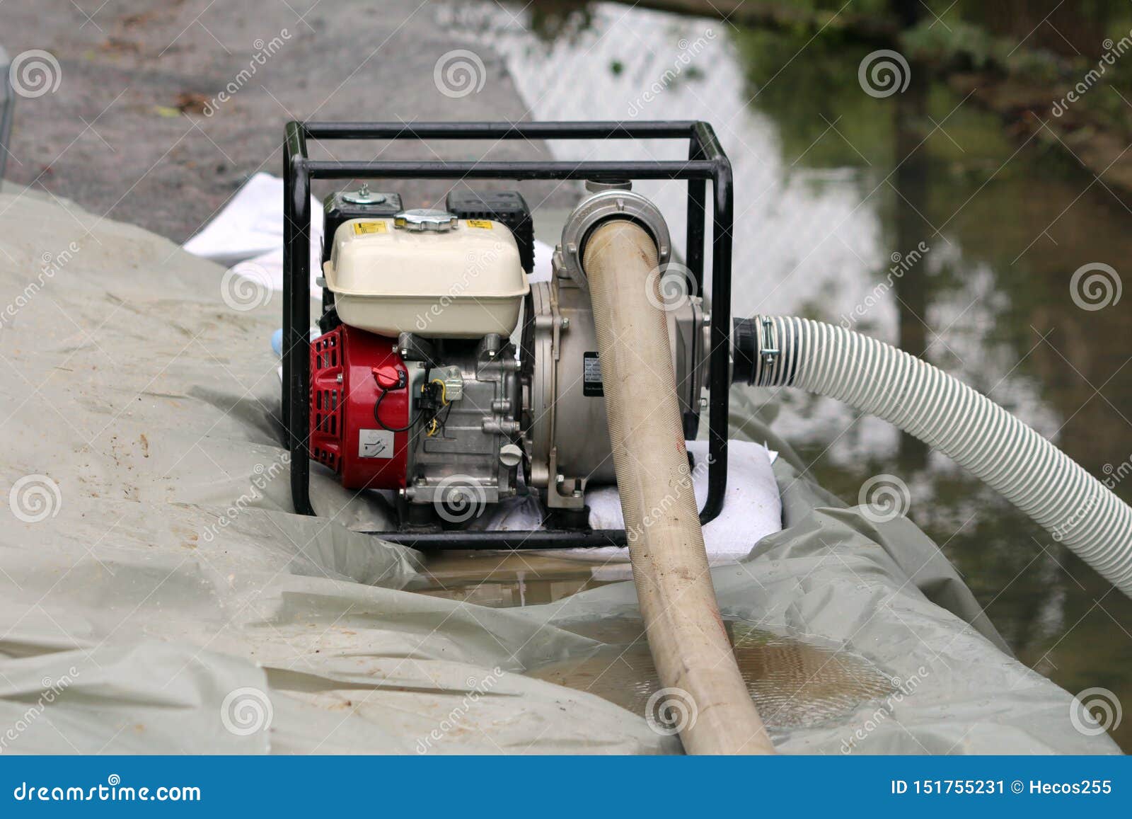 bånd Decode malt Small Industrial Petrol Water Pump with Metal Frame Left on Top of  Improvised Sandbags Flood Protection Wall To Pump Flood Water Stock Image -  Image of small, backyard: 151755231