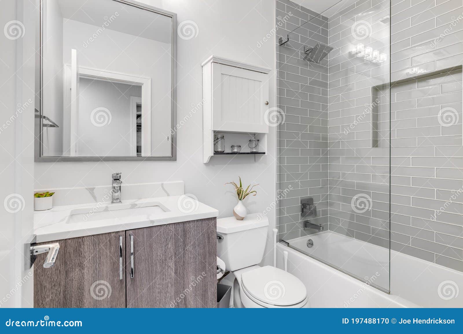 https://thumbs.dreamstime.com/z/small-luxurious-bathroom-custom-tile-shower-white-marble-chicago-il-usa-june-counter-top-wood-cabinet-tiled-shelf-197488170.jpg