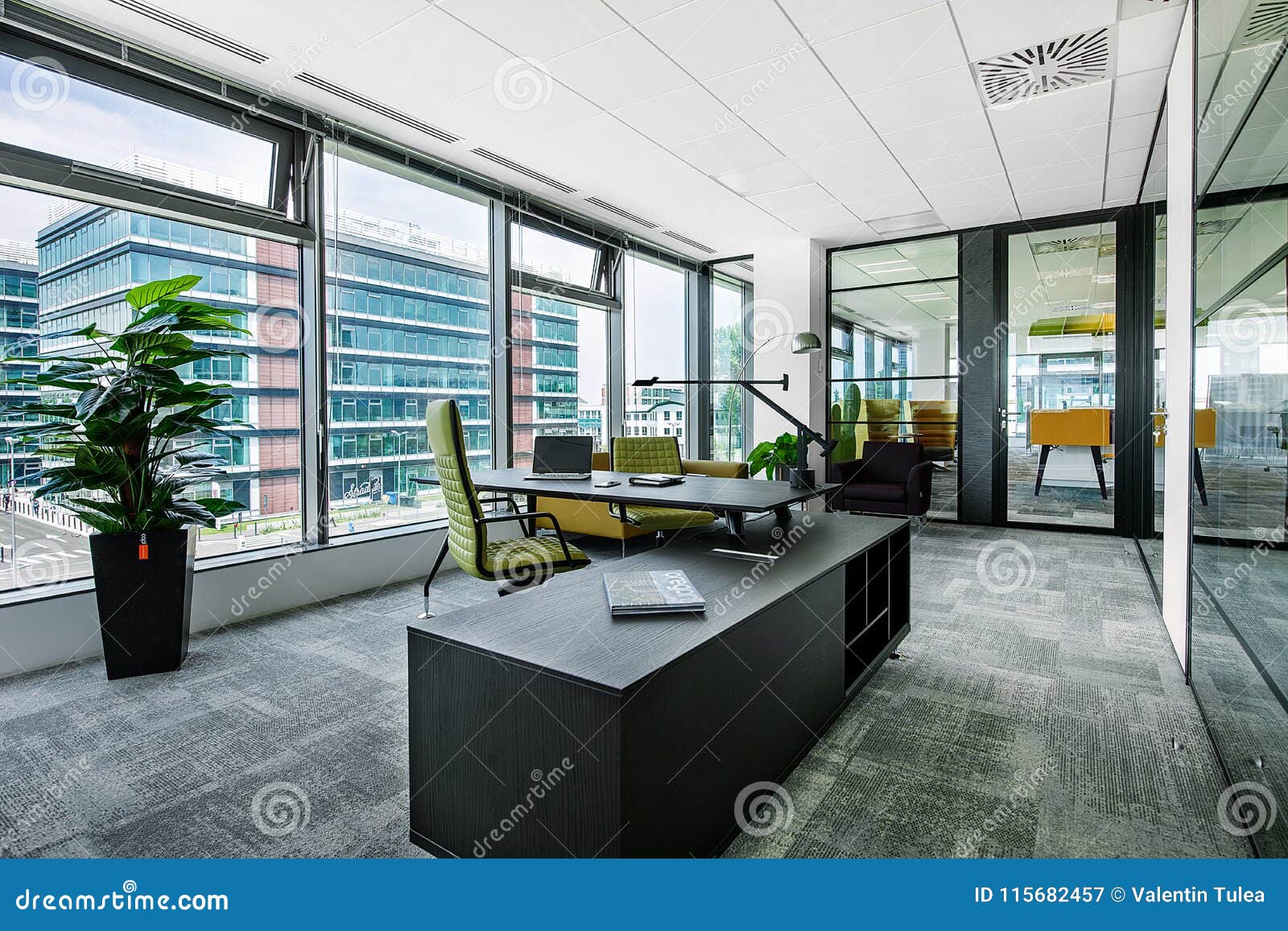 Small Modern Office Boardroom And Meeting Room Interior With Desks, Chairs  And Cityscape View Editorial Photography - Image Of Communication, Design:  115682457