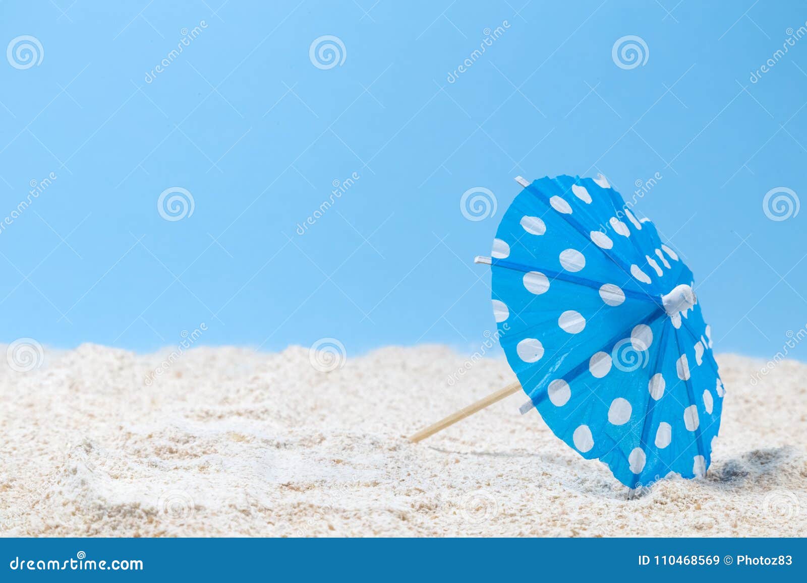 rit Seraph meloen Small Parasol on Sand. Summer Minimalistic Concept. Stock Image - Image of decoration, inspiration: 110468569 rit Seraph meloen Small Parasol on Sand. Summer Minimalistic Concept. Stock Image - Image of decoration, inspiration: 110468569